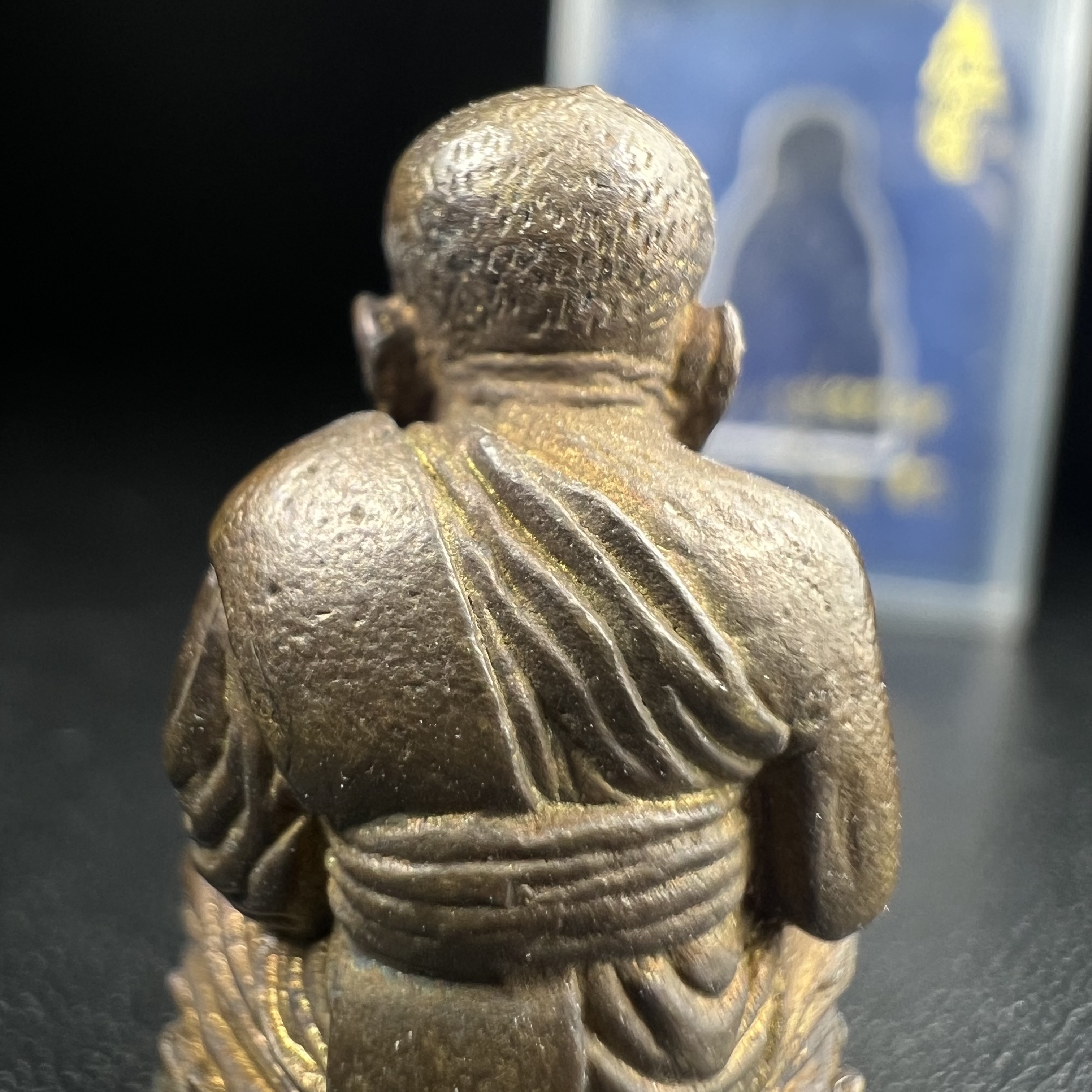 หลวงพ่อทวด พระนามาภิไธย สก. วัดห้วยมงคล จ.ประจวบคีรีขันธ์ ปี 2544(รุ่นแรก) รูปหล่อลอยองค์ ขนาดห้อยคอ หน้าตัก 1.5 ซม. พิมพ์ลอยองค์เนื้อสัตตะโลหะหล่อโบราณ(โลหะผสมรมดำ)(คัดสภาพสวยสมบูรณ์)(คุ้มครองปลอดภัย แคล้วคลาด พิธีใหญ่ มวสสารดี)