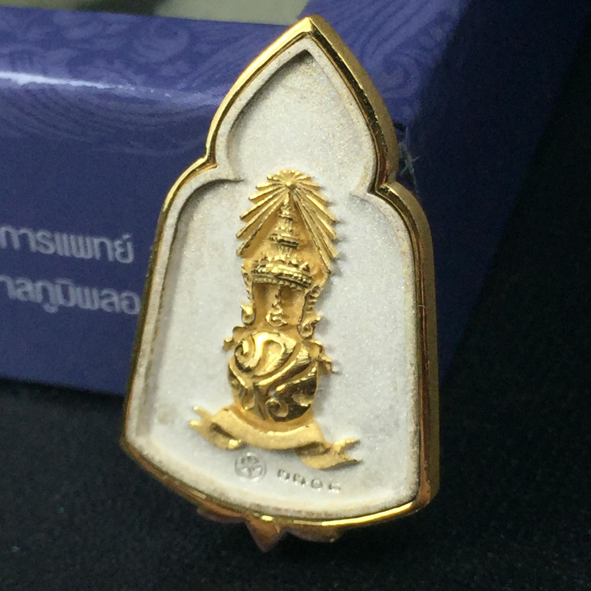 พระแก้วมรกต ภปร. ปี2547 จัดสร้างโดย รพ.ภูมิพลฯ เนื้อเงิน(3 กษัตริย์) เหรียญทรงซุ้ม(1ใน3000องค์)