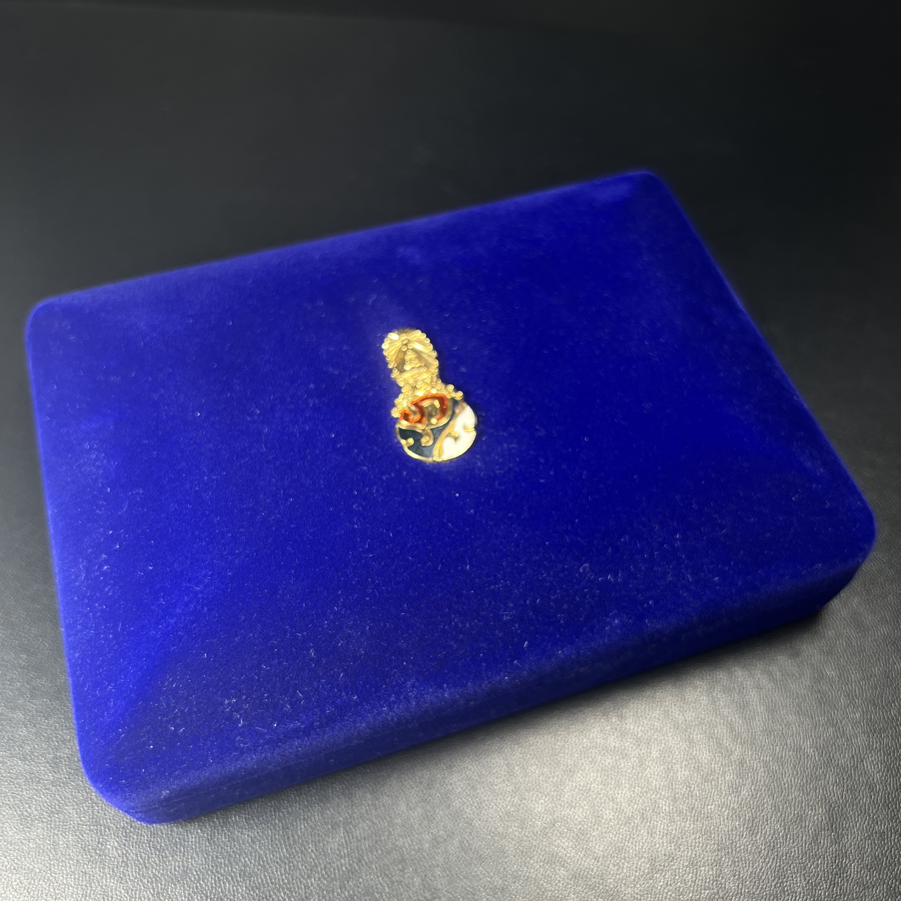 พระคู่ชุดของขวัญ พระหลวงปู่ทวด ภปร.ปี2547 ทรงกลีบบัวและกลีบขนุน(พิมพ์เตารีดและพิมพ์พระรอด)(ชนวนเก่า)เนื้อว่านด้านหลังมี ภปร. เป็นโลหะผสมสูง 3.3ซม.พิธีใหญ่ มวลสารดี ปลุกเสกวัดพระแก้ว(พร้อมกล่องบรรจุเดิม งานเลี่ยมกรอบเดิมจากผู้จัดสร้างห่อหุ้มด้วยทองนพเกล้า)