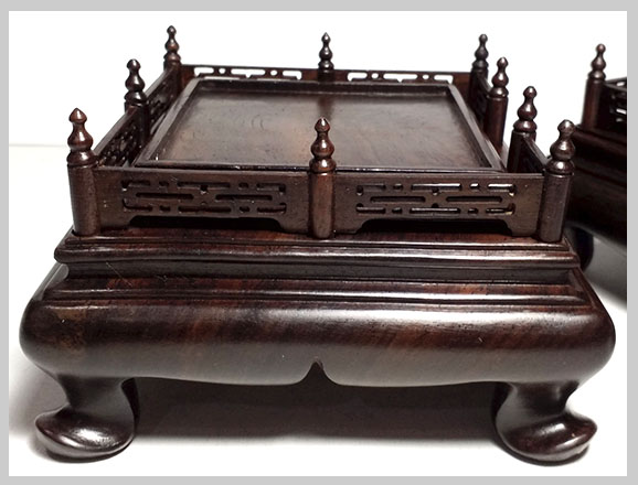 กี๋ ตั่งหรือฐานไม้ สี่เหลี่ยมมีซุ้มรั้ว หน้าท๊อป7.1cm ตัวละ