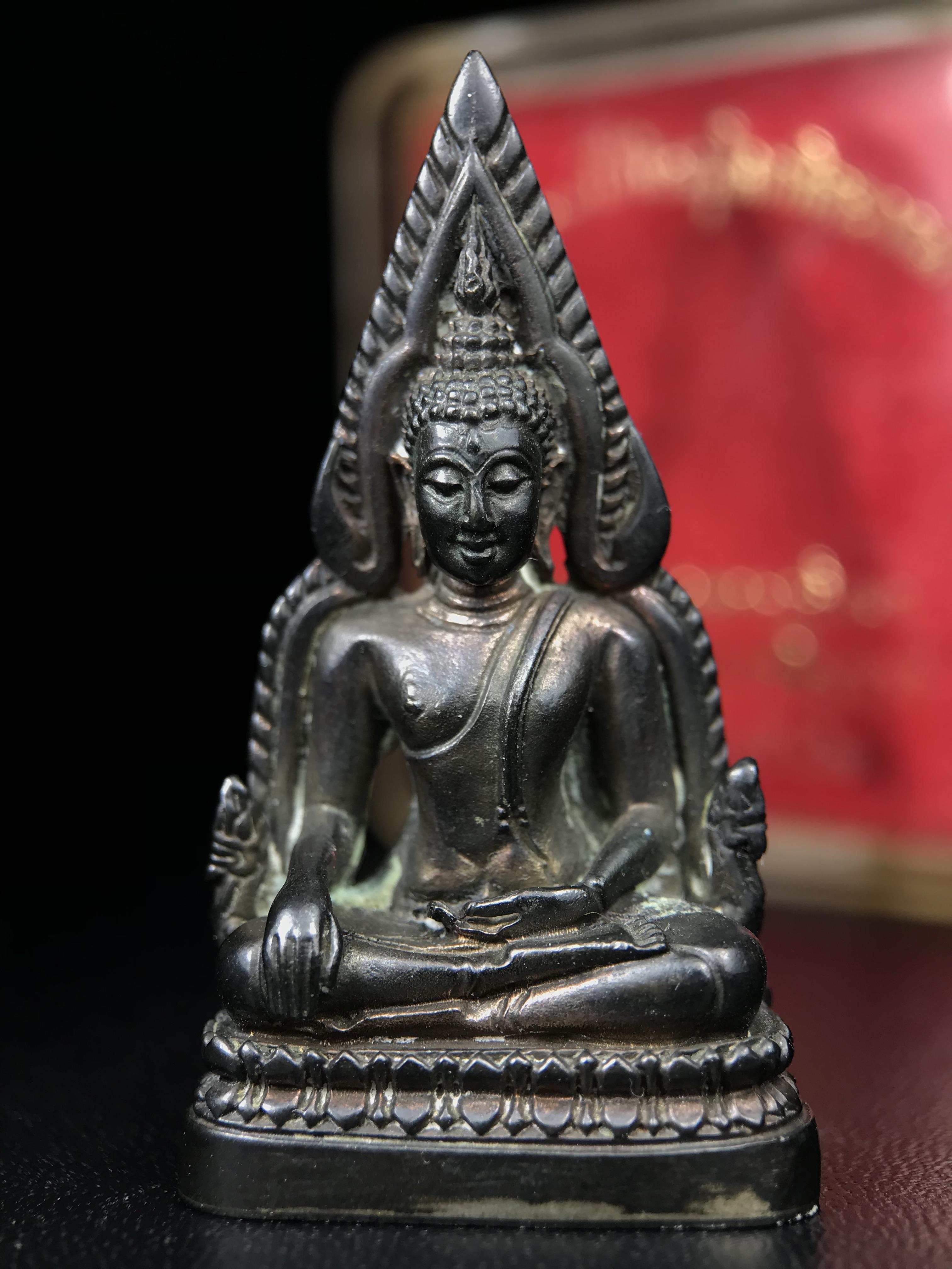 พระพุทธชินราชอินโดจีนมหาจักรพรรดิ อนุสรณ์ 100 ปี พิษณุโลกพิทยาคม (โรงเรียนชาย) พิธีจักรพรรดิมหาพุทธาภิเษก ปี 2542 เนื้อนวโลหะ(เต็มสูตรแก่ทองคำ) พิธีใหญ่มวลสารดีเกจิอาจารย์ยอดนิยมร่วมปลุกเสก*** ตอกโค้ดและหมายเลข*** 1 ใน 999 องค์ ยอดนิยมหายาก