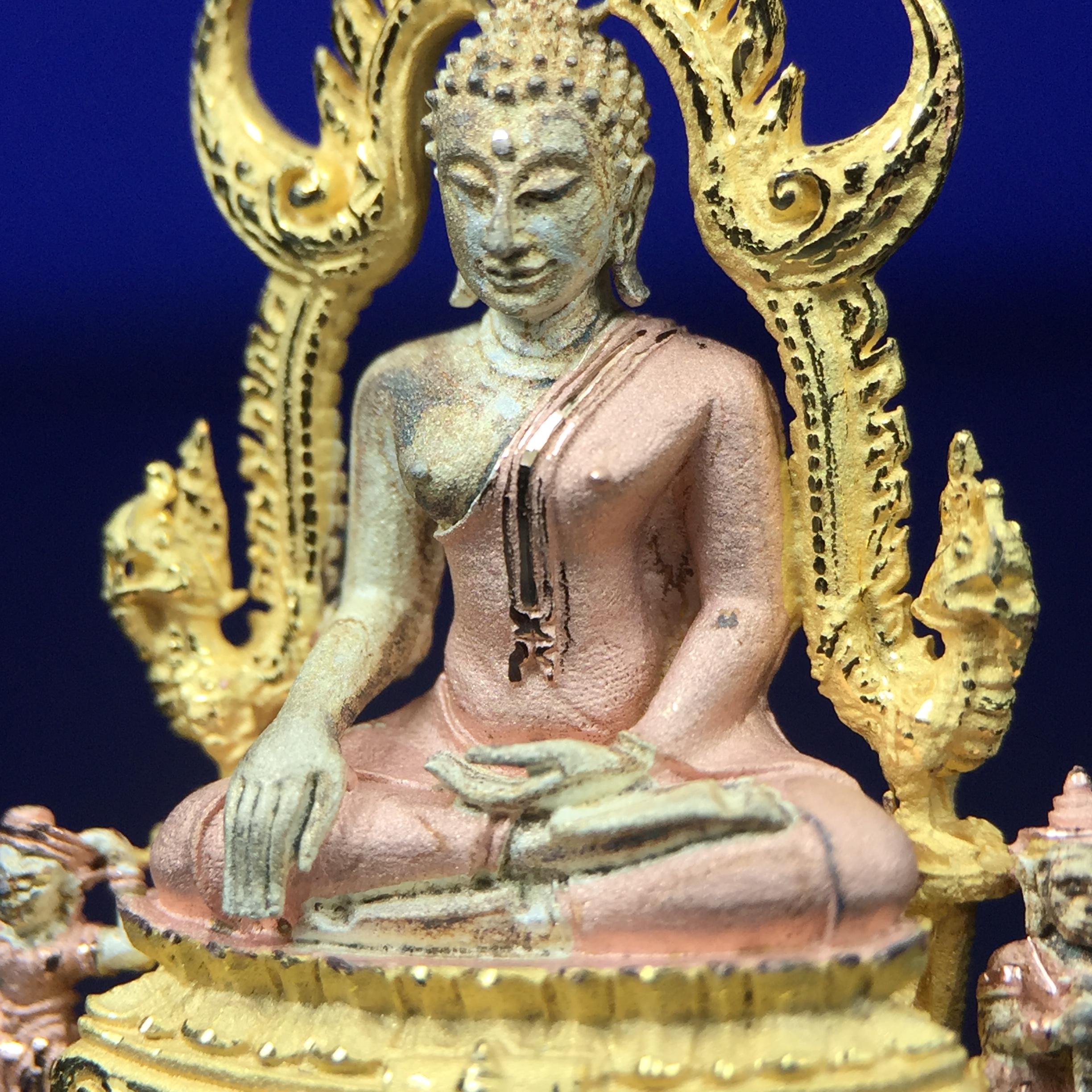 พระพุทธชินราช ภปร. ในวโรกาสพระราชพิธีมหามงคล เฉลิมพระชนมายุ6รอบ 5ธันวาคม2542 มูลนิธิพิทักษ์ดวงตาประชาชน จัดสร้าง เนื้อเงินบริสุทธิ์ 99.9% แบบสามกษัตริย์ขัดเงาบางส่วน พิมพ์ใหญ่ ขนาดสูง 3.4 ซม. พร้อมกล่องบรรจุเดิม