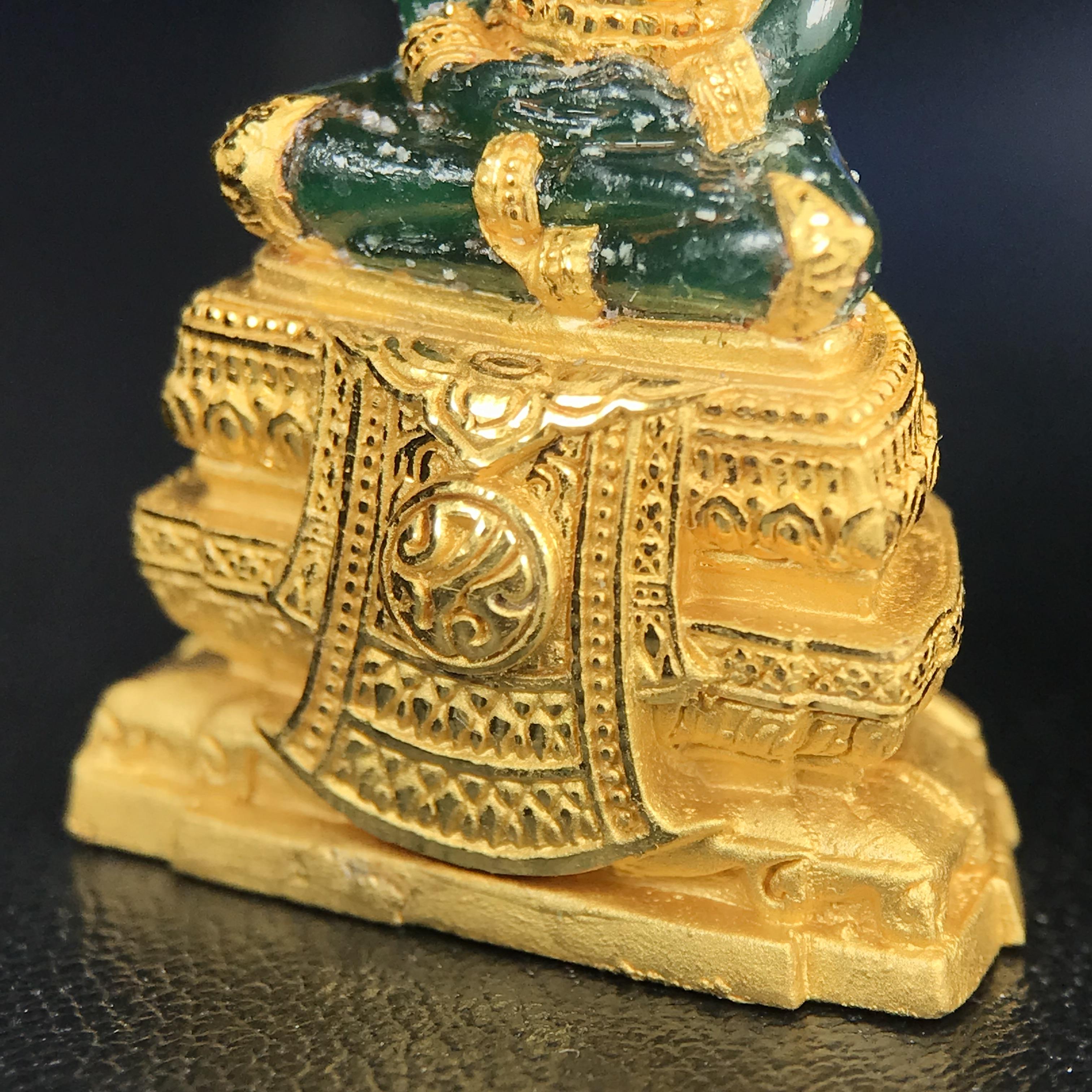 พระแก้วมรกต ภปร. จัดสร้างโดย รพ.ภูมิพลฯ ปี2547 ลอยองค์ขนาดหน้าตัก 1/2 นิ้ว เนื้อเรซิ่นหุ้มทองคำ99.99 งดงามทรงคุณค่าอีกหนึ่งรุ่นยอดนิยม หายาก