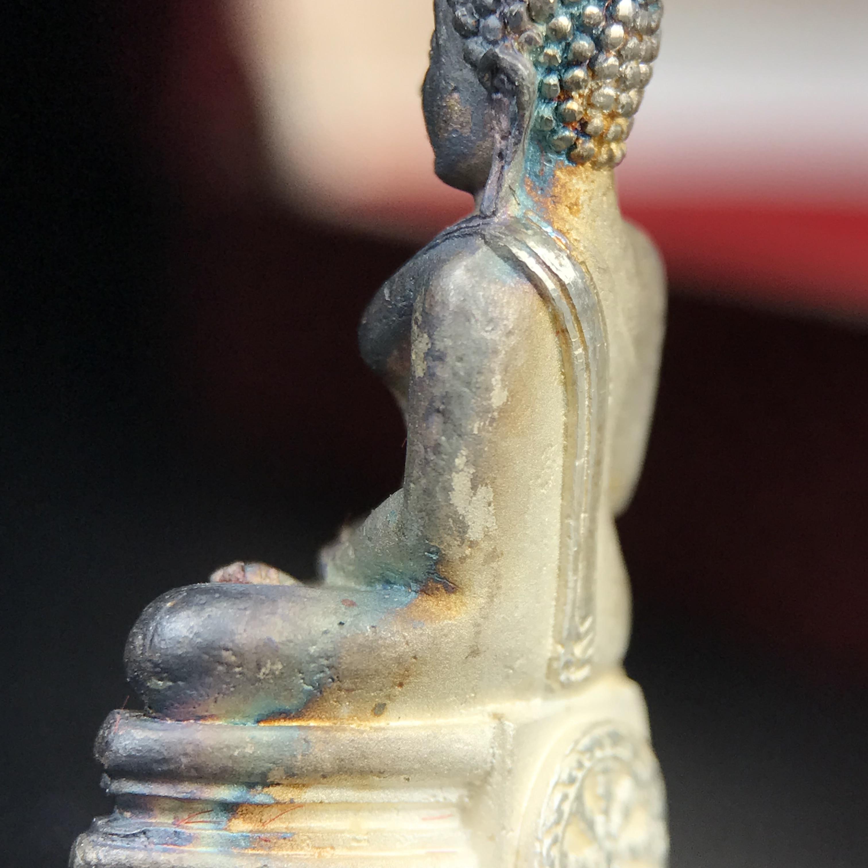 พระพุทธโสธร(หลวงพ่อโสธร) รุ่นสร้างอุโบสถ ปี2539 เนื้อเงินทรายนวลขัดเงาบางส่วน ลอยองค์พิมพ์ใหญ่ สภาพสวยกล่องบรรจุเดิมครบสมบูรณ์(งานแพรนด้า จิวเวลรี่)สวยงดงาม(เนื้อเงินผิวเดิมรุ้งสวยสวย องค์หมายเลขสวย ๒๒๒๒๕)