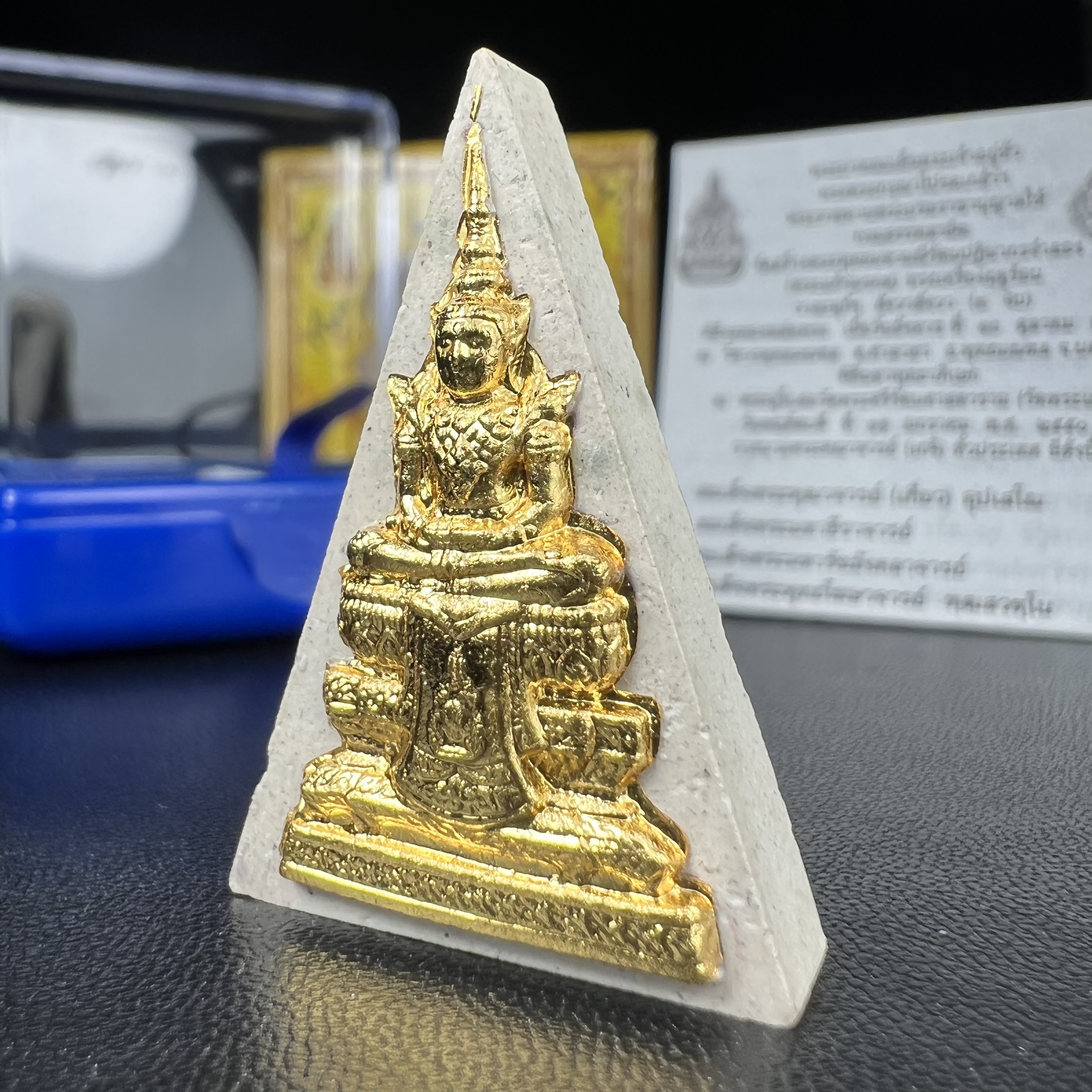 พระแก้วมรกต(จำลอง)ทรงเครื่องฤดูร้อน พระผงบูชา ด้านหน้าปิดทอง ด้านหลังตราสัญลักษณ์ฉลองสิริราชสมบัติครบ 60ปี เนื้อเงินขึ้นสีรุ้งธรรมชาติสร้างสรรค์งดงาม(รุ่นนี้ได้พระราชทานเส้นพระเจ้า(เส้นผม)รัชกาลที่9ในการจัดสร้าง)