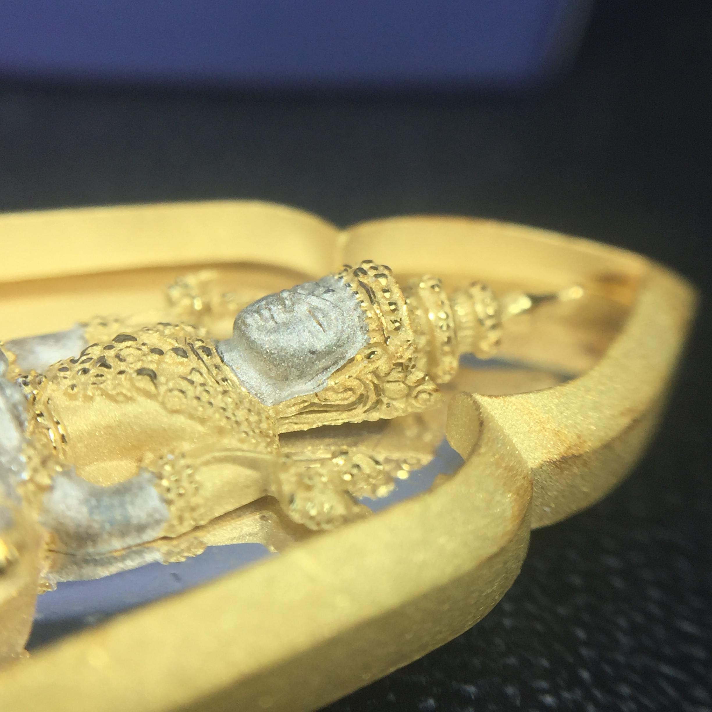 พระแก้วมรกต ภปร. ปี2547 จัดสร้างโดย รพ.ภูมิพลฯ เนื้อเงิน(3 กษัตริย์) เหรียญทรงซุ้ม(1ใน3000องค์)