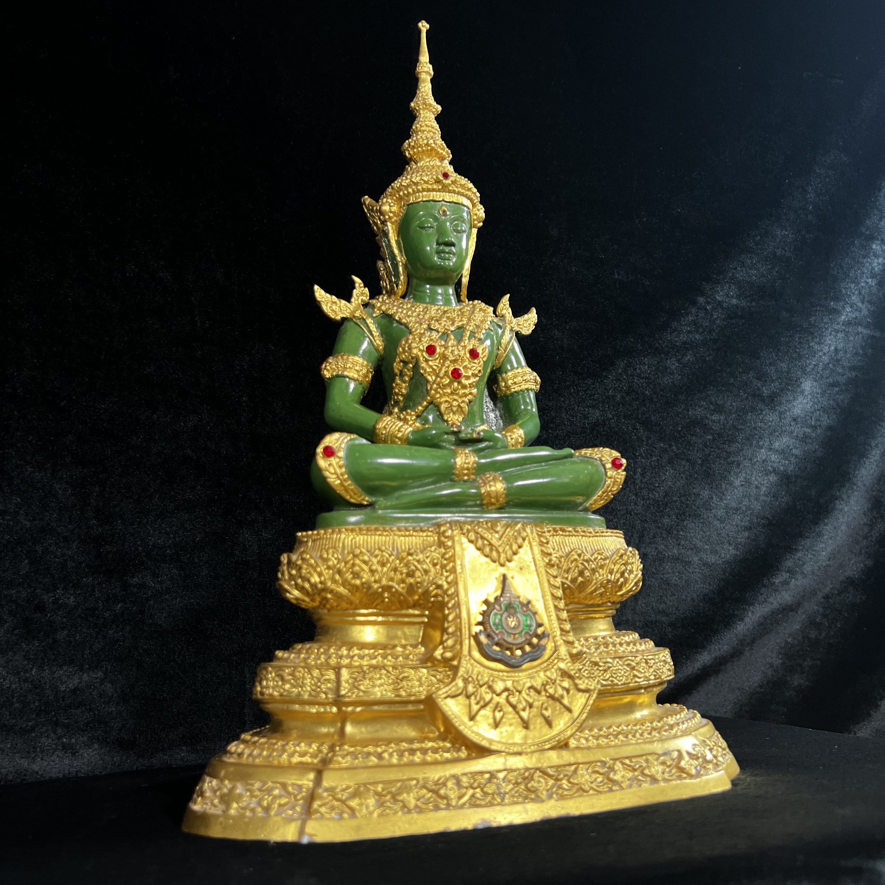 พระพุทธมหามณีรัตนปฏิมากร (จำลอง)พระแก้วมรกต วัดพุทธไทยถาวรวนาราม นครนิวยอร์ก ตรา ภปร. 6รอบ 72พรรษา ในหลวงรัชกาลที่9 ปี2542 ขนาดบูชาหน้าตัก 5นิ้ว หล่อเนื้อโลหะ(ในหลวงรัชกาลที่9 เสด็จเจิมพระสุหร่าย)(1ใน999องค์)