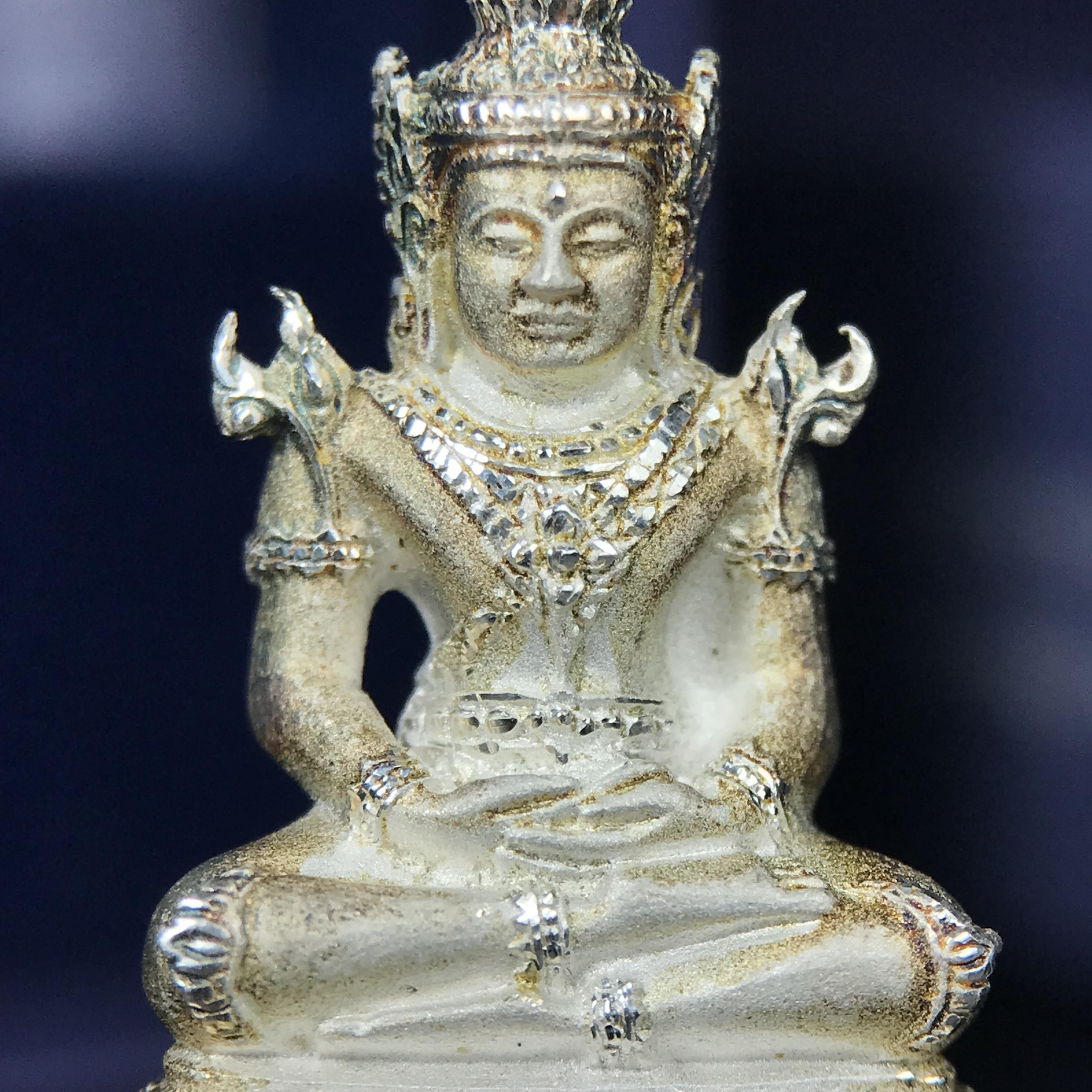 พระแก้วมรกต ภปร. ปี 2547 จัดสร้างโดยโรงพยาบาลภูมิพลอดุลยเดช เนื้อเงิน ลอยองค์ หน้าตัก 1/2 นิ้ว สูง 3.7 ซม. พิธีมหามังคาภิเษก ณ พระอุโบสถวัดพระศรีรัตนศาสดาราม(วัดพระแก้ว) งดงามทรงคุณค่าอีกหนึ่งรุ่นยอดนิยม หายาก(องค์หมายเลขต้นๆหลักร้อย ๒๙๘)ผิวเดิมติดรุ้งสวย