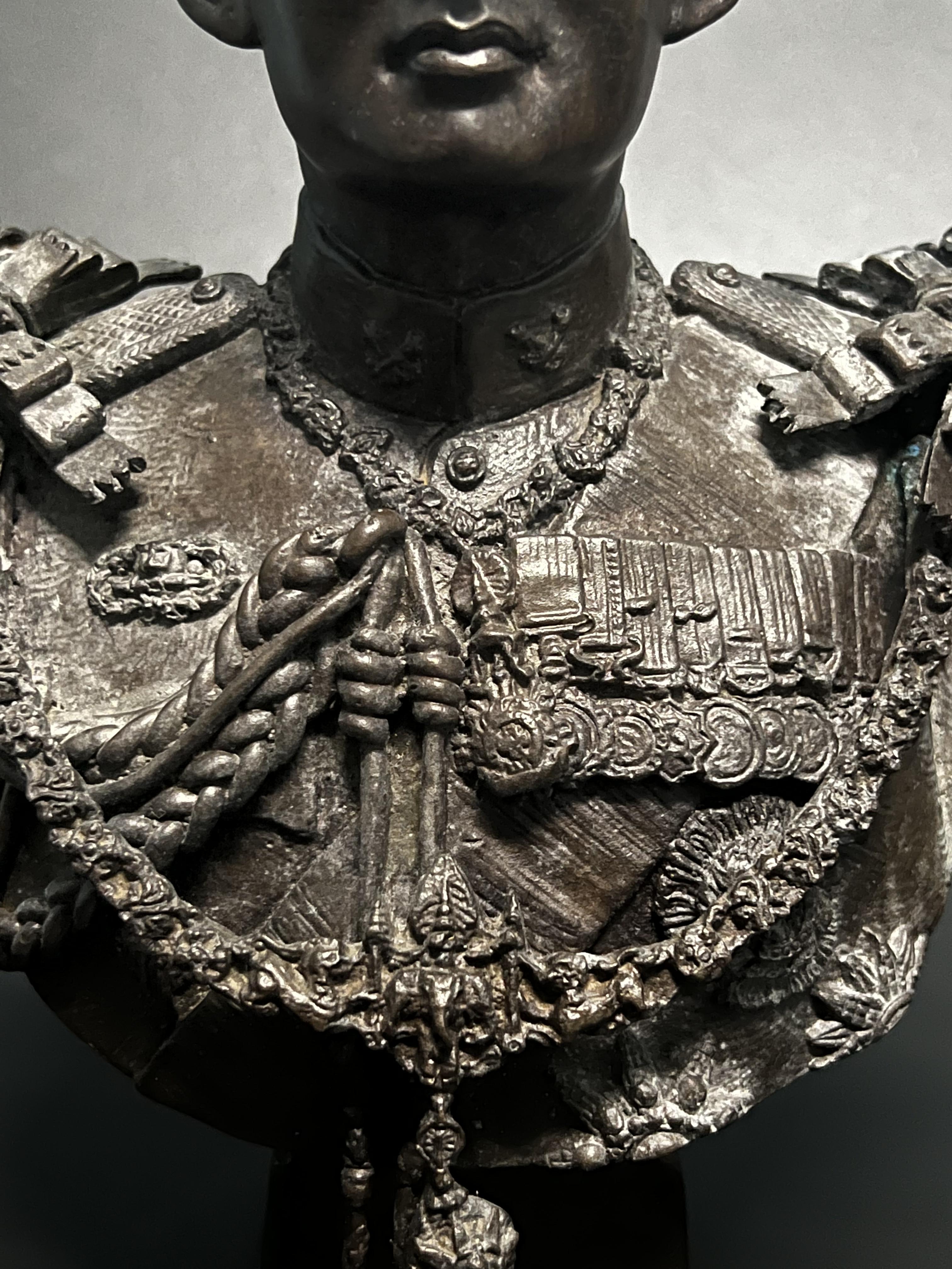 พระบรมรูปในหลวงรัชกาลที่9 รุ่นเฉลิมพระเกียรติ ปี2545 สูง 9 นิ้ว ฉลองพระองค์เต็มยศสายสะพายมหาจักรี สายสร้อยจุลจอมเกล้า ส่วนฐานประดับอักษรพระปรมาภิไธย ภ.ป.ร.(พิธีปลุกเสกวัดพระแก้ว)