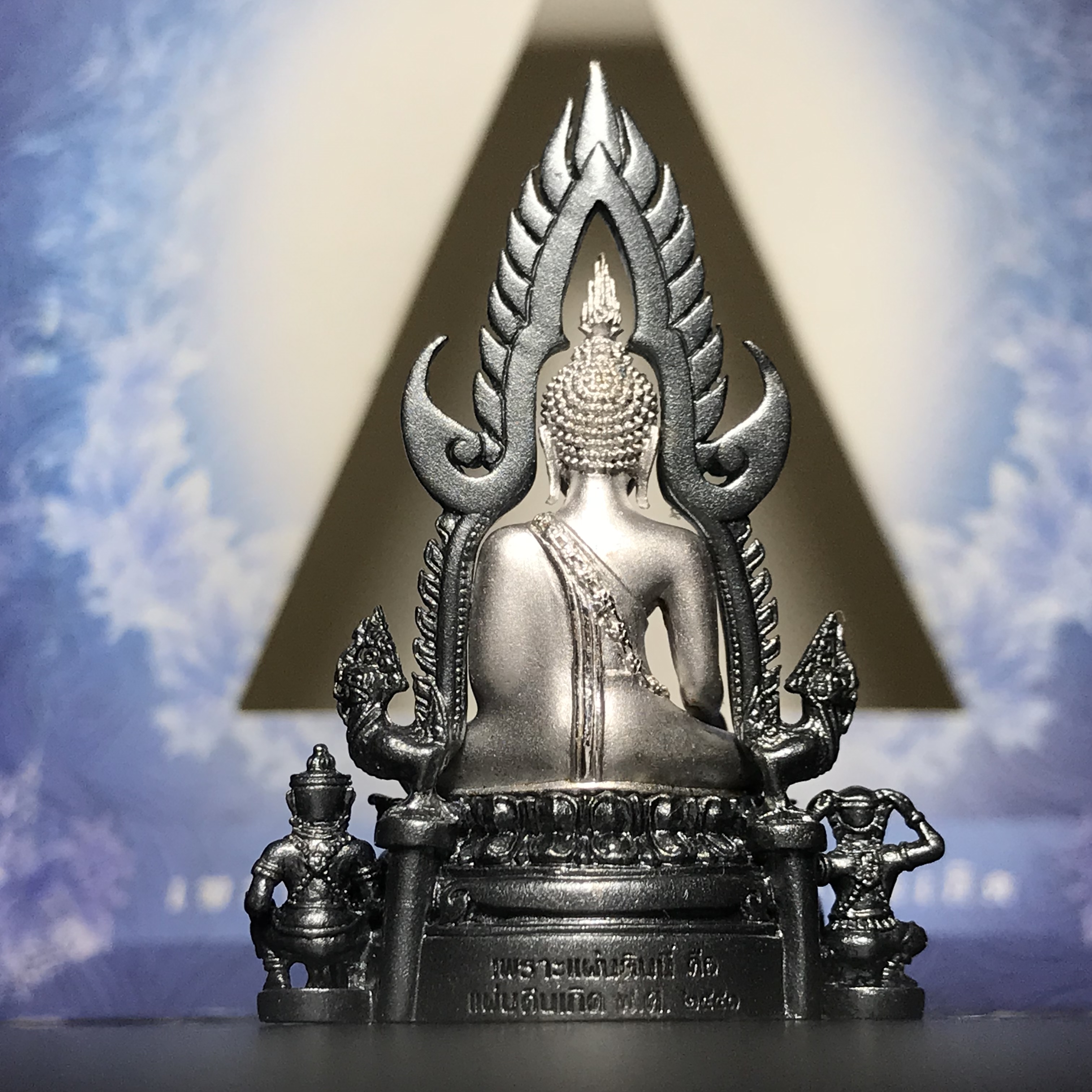 พระพุทธชินราช ภปร. โครงการ เพราะแผ่นดินนี้คือแผ่นดินเกิด เนื้อเงินชุบทองคำขาวซุ้มรมดำ ปี2551 ขนาดหน้าตัก1/2นิ้ว (สวยงามหายาก)1ใน5000องค์