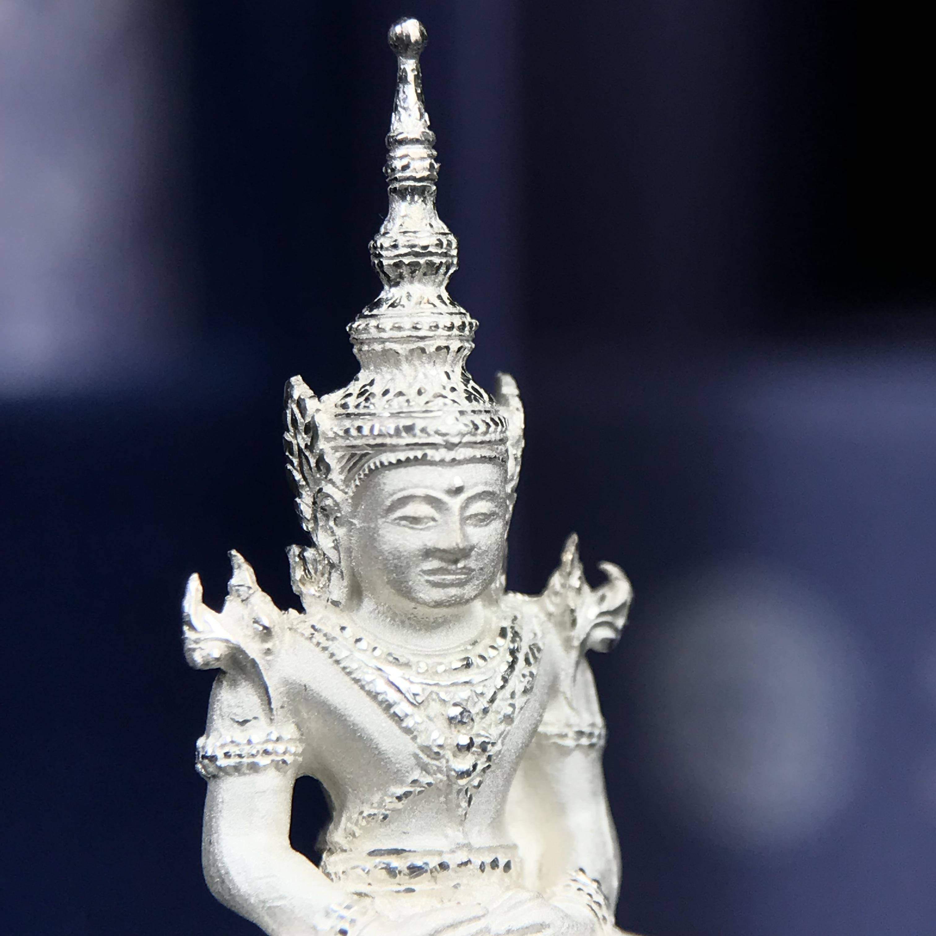 พระแก้วมรกต ภปร. ปี 2547 จัดสร้างโดยโรงพยาบาลภูมิพลอดุลยเดช เนื้อเงิน ลอยองค์ สูง 3.7 ซม. หน้าตัก 1/2 นิ้ว พิธีมหามังคาภิเษก ณ พระอุโบสถวัดพระศรีรัตนศาสดาราม(วัดพระแก้ว) งดงามทรงคุณค่าอีกหนึ่งรุ่นยอดนิยม หายาก(หมายเลขสวย ๑๔๙๙)(1ใน3000องค์)