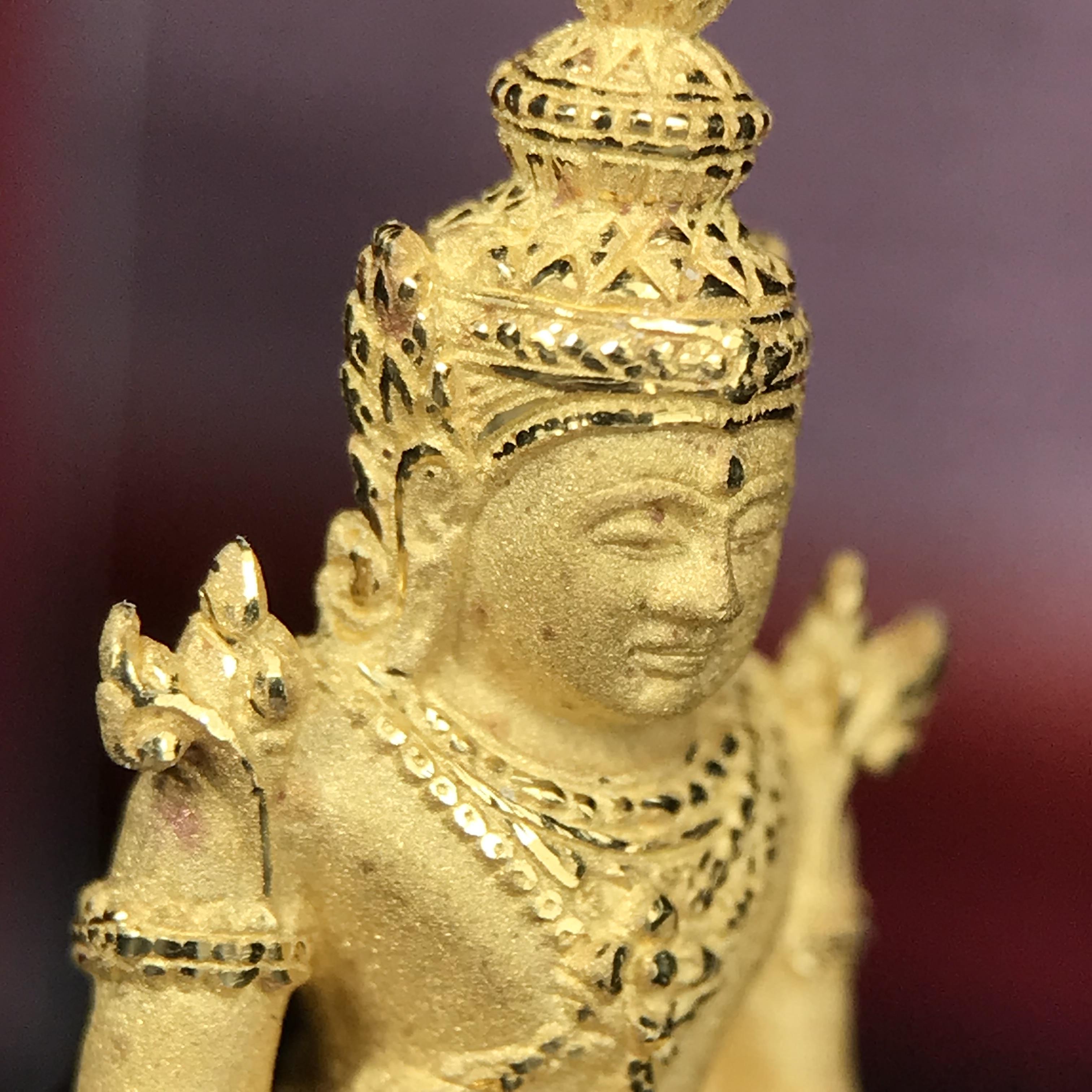 พระแก้วมรกต ภปร.(รุ่นแรก) ปี2545 รุ่นฉลองกรุงรัตนโกสินทร์ครบ 220 ปี พิมพ์ลอยองค์ใหญ่ เนื้อทองคำบริสุทธิ์ 96.5%(15.2 กรัม) ขนาด 19*35 มม.ครบสมบูรณ์(องค์หมายเลข ๓๓)(เลขคู่สวย)สุดยอดมงคลแผ่นดินที่ควรเก็บรักษา บูชาเป็นมงคลชีวิต(สวยงามและหายากมาก)(1ใน1000องค์)