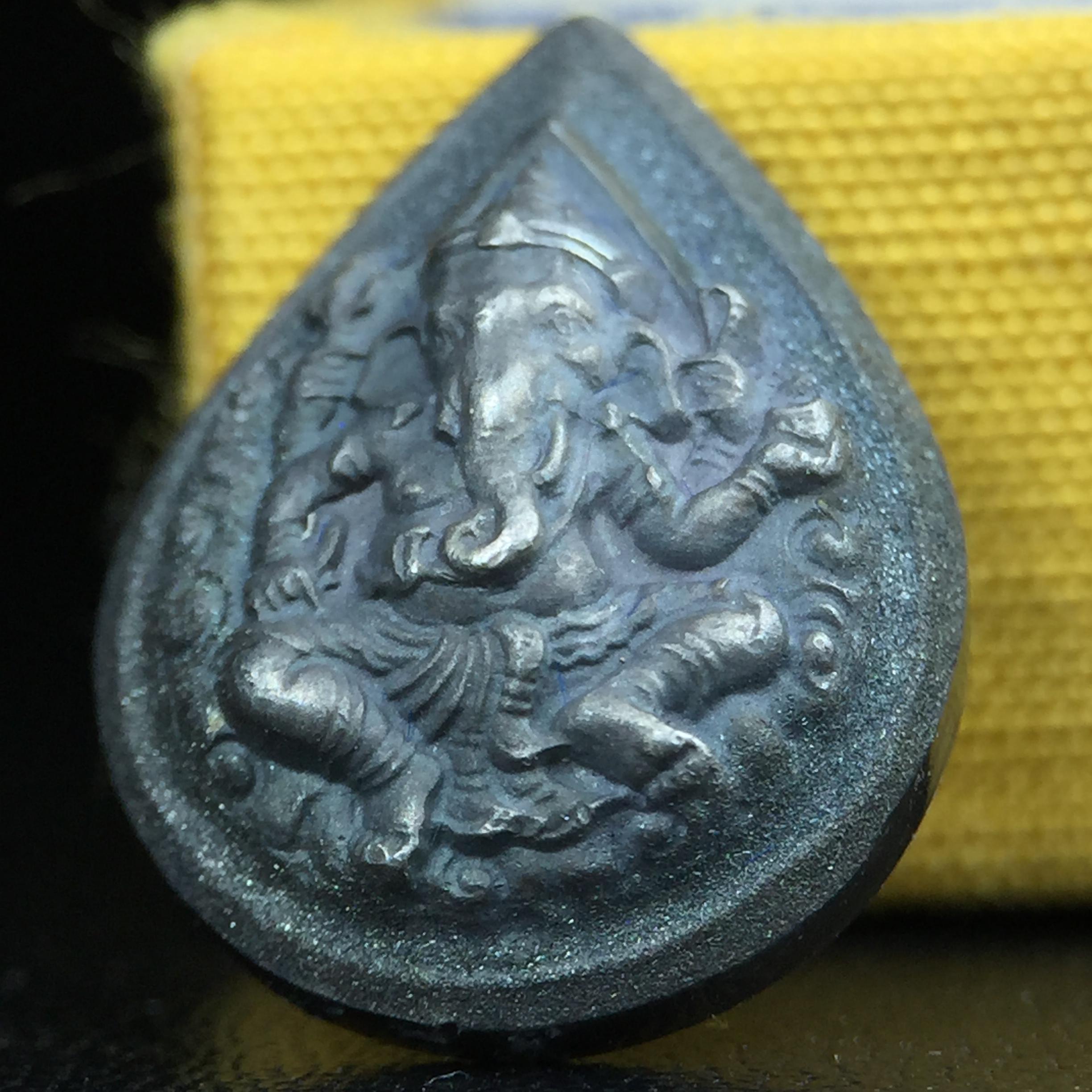 เหรียญพระพิฆเนศวร ญสส. ชุดกาญจนาภิเษกครองราชย์ 50 ปี พุทธศักราช 2538 พิมพ์เล็ก(1.9 ซม.) เนื้อเงินผิวเดิมกลับดำเข้มขลังงดงามธรรมชาติ สภาพสวยเดิมพร้อมกล่องบรรจุเดิม ตอกโค๊ดหมายเลขกำกับ(1ใน1000องค์)