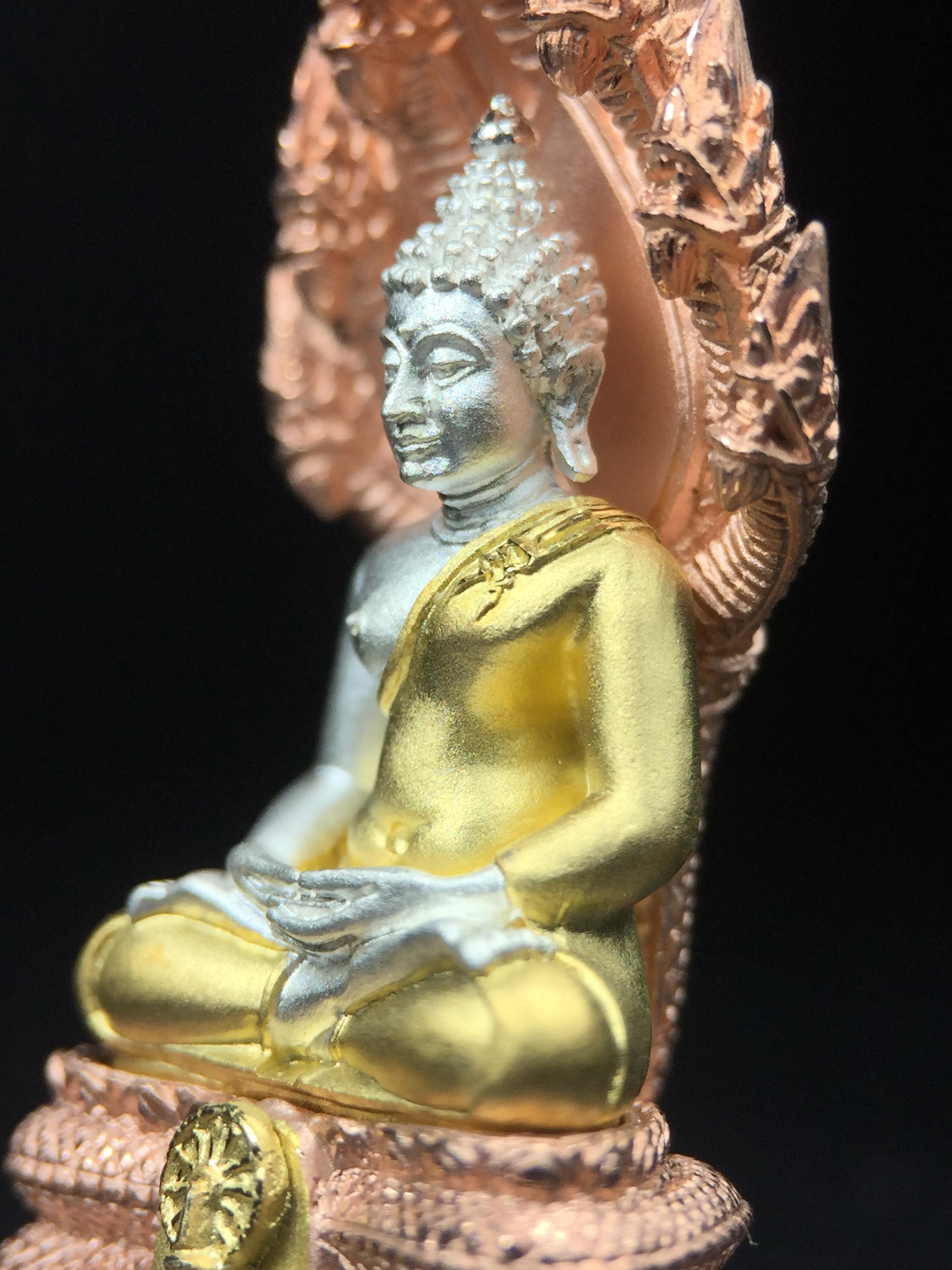 พระนาคปรก สธ. รุ่นสร้างพระอุโบสถเฉลิมพระเกียรติ 4 รอบ 84 พรรษา สมเด็จพระเทพรัตนราชสุดาฯ วัดบวรนิเวศวิหาร ปี 2543 พิมพ์ใหญ่ เนื้อเงินบริสุทธิ์ ชุบสามกษัตริย์แบบพ่นทรายขัดเงาบางส่วน(สภาพ สวย )พิธีใหญ่ พุทธศิลป์งดงาม หายาก (1 ใน 1999 องค์)