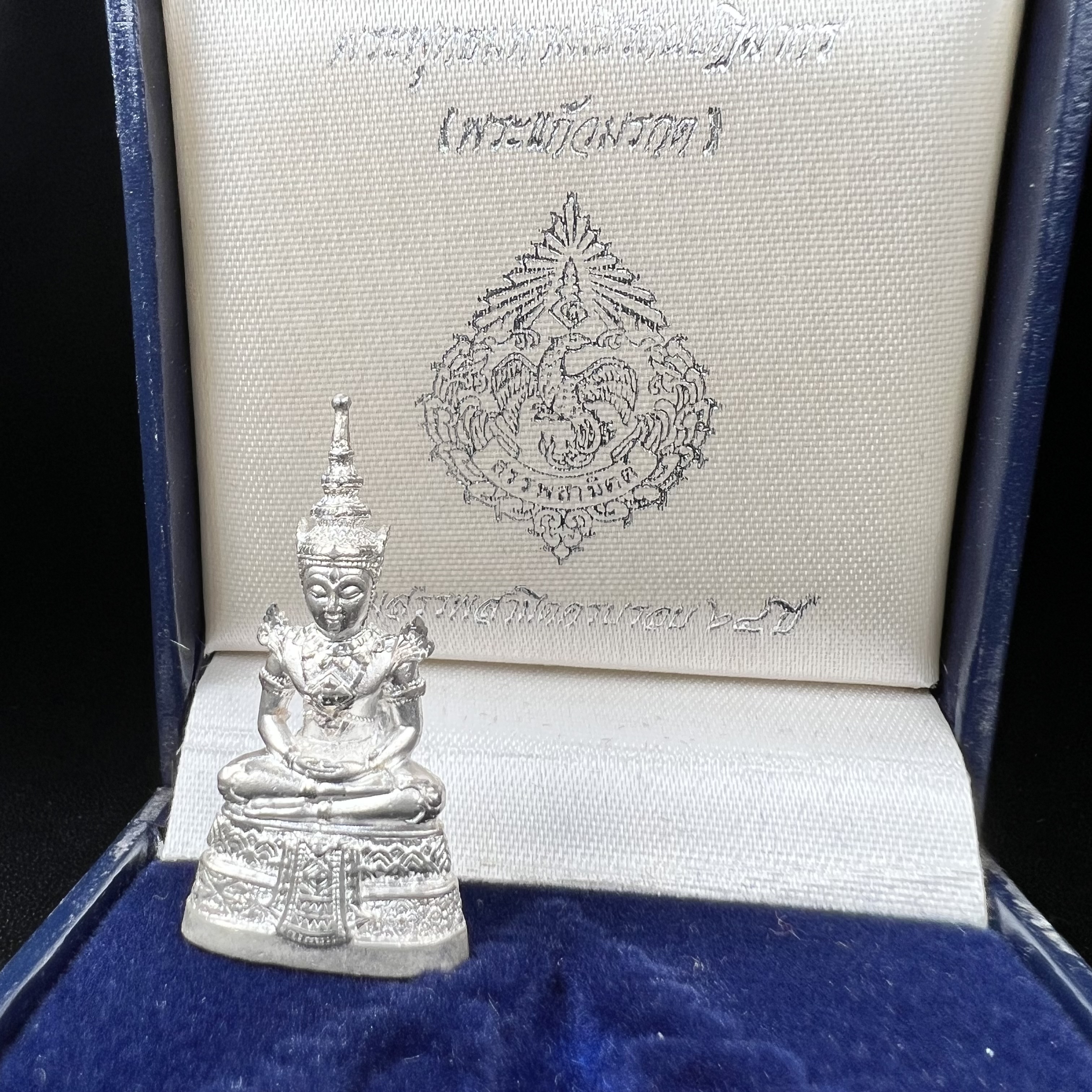 พระแก้วมรกต กรมสรรพสามิตจัดสร้างขึ้นเนื่องในโอกาสครบรอบ 64 ปีของกรมสรรพสามิต และเนื่องในวโรกาสที่พระบาทสมเด็จพระเจ้าอยู่หัวรัชกาลที่ 9 ทรงครองราชย์ครบ50ปีเมื่อ พ.ศ.2539 เนื้อเงินทรายนวลขัดเงา พร้อมกล่องบรรจุเดิมสวยครบสมบูรณ์