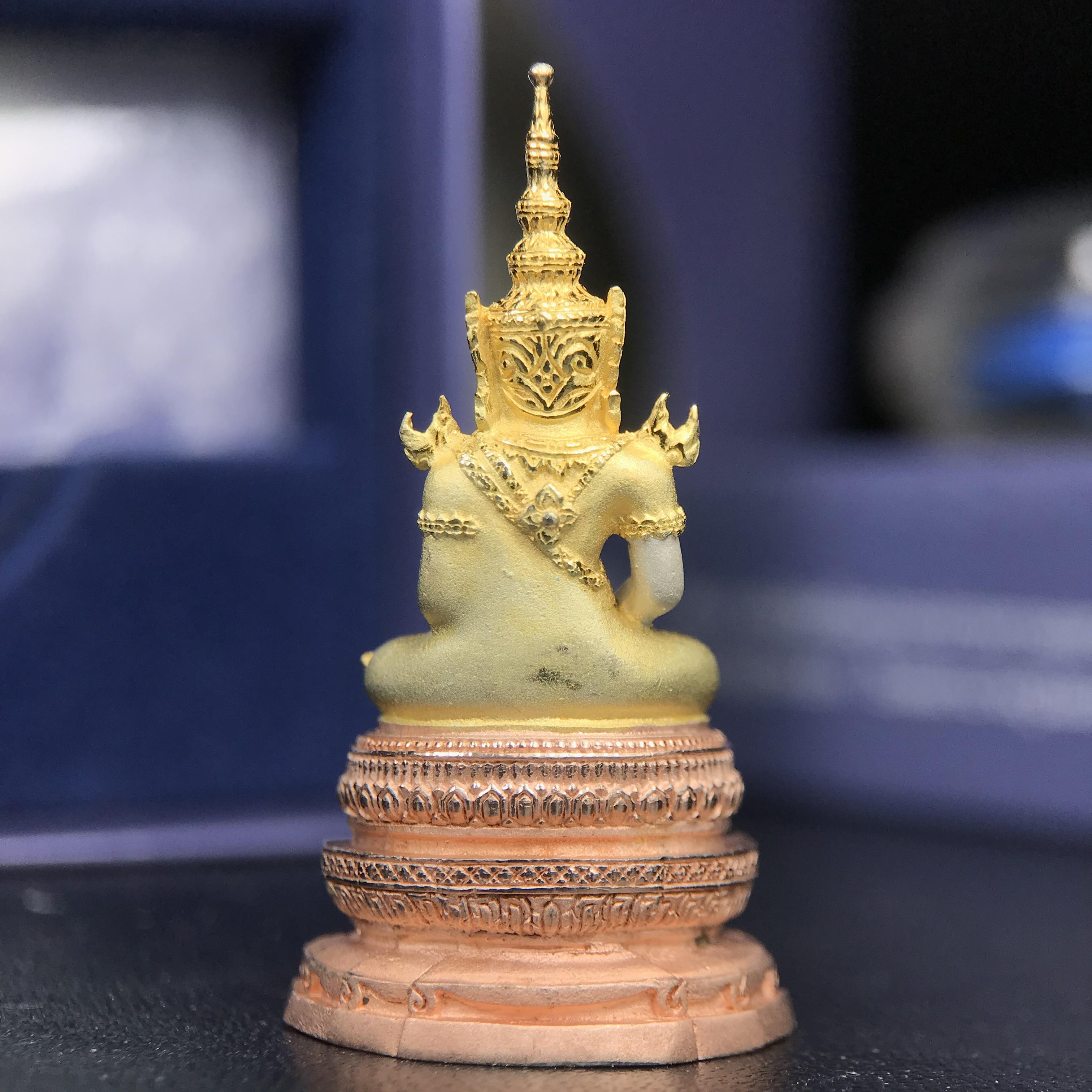 พระแก้วมรกต ภปร. ปี 2547 จัดสร้างโดยโรงพยาบาลภูมิพลอดุลยเดช เนื้อเงิน(3 กษัตริย์) ลอยองค์ หน้าตัก 1/2 นิ้ว พิธีมหามังคาภิเษก ณ พระอุโบสถวัดพระศรีรัตนศาสดาราม(วัดพระแก้ว) งดงามทรงคุณค่าอีกหนึ่งรุ่นยอดนิยม หายาก
