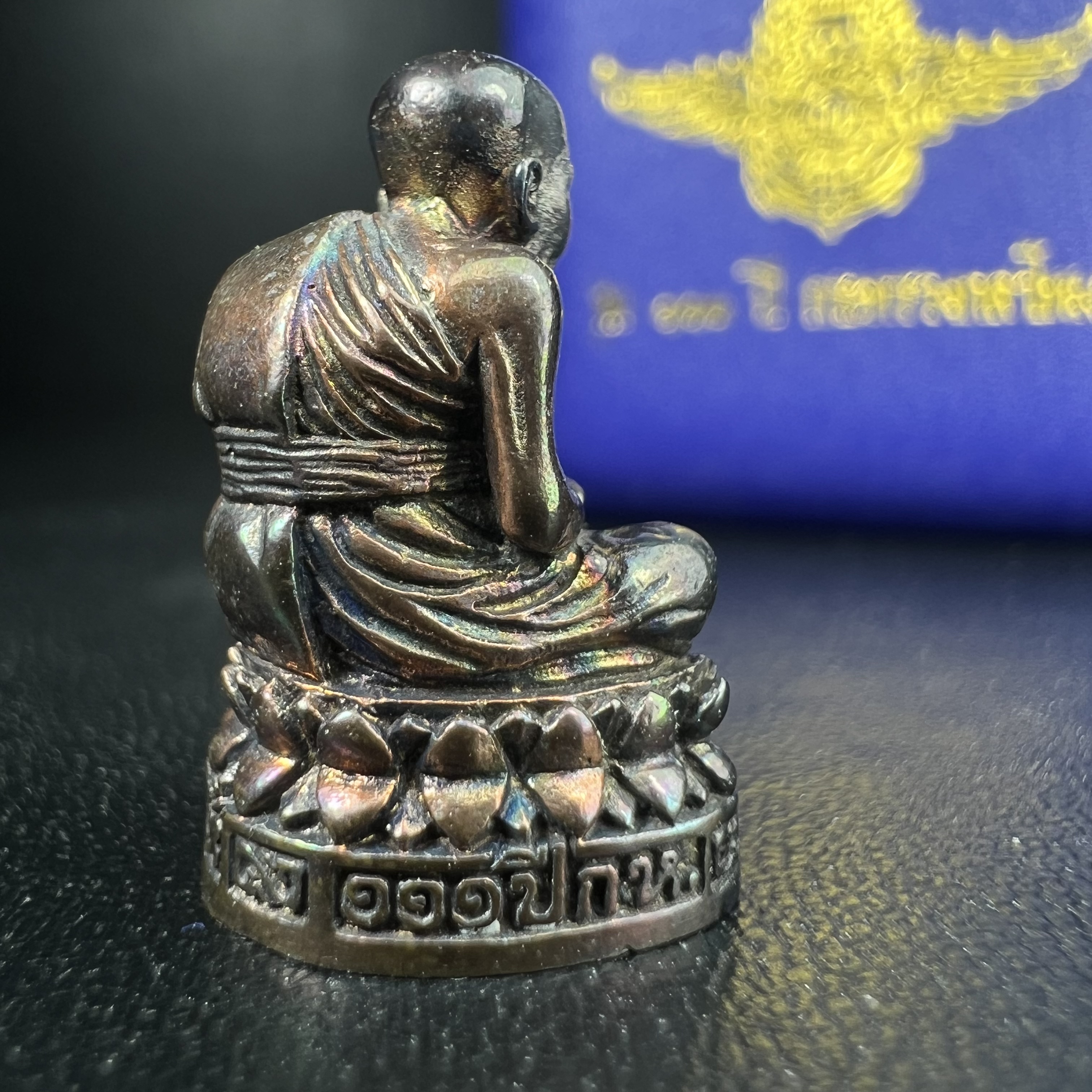 รูปเหมือนหล่อลอยองค์หลวงปู่ทวด รุ่น 111ปี กระทรวงกลาโหม เนื้อนวโลหะรมดำ-ปัดเงา ปี2540 พิธีใหญ่ เข้มขลัง นิยม พร้อมกล่องบรรจุเดิม(คัดสภาพสวยผิวเทพๆผิวรุ้งๆ)ทั้งพิธีทั้งพุทธศิลป์ทรงคุณค่าอีกหนึ่งรุ่นยอดนิยม