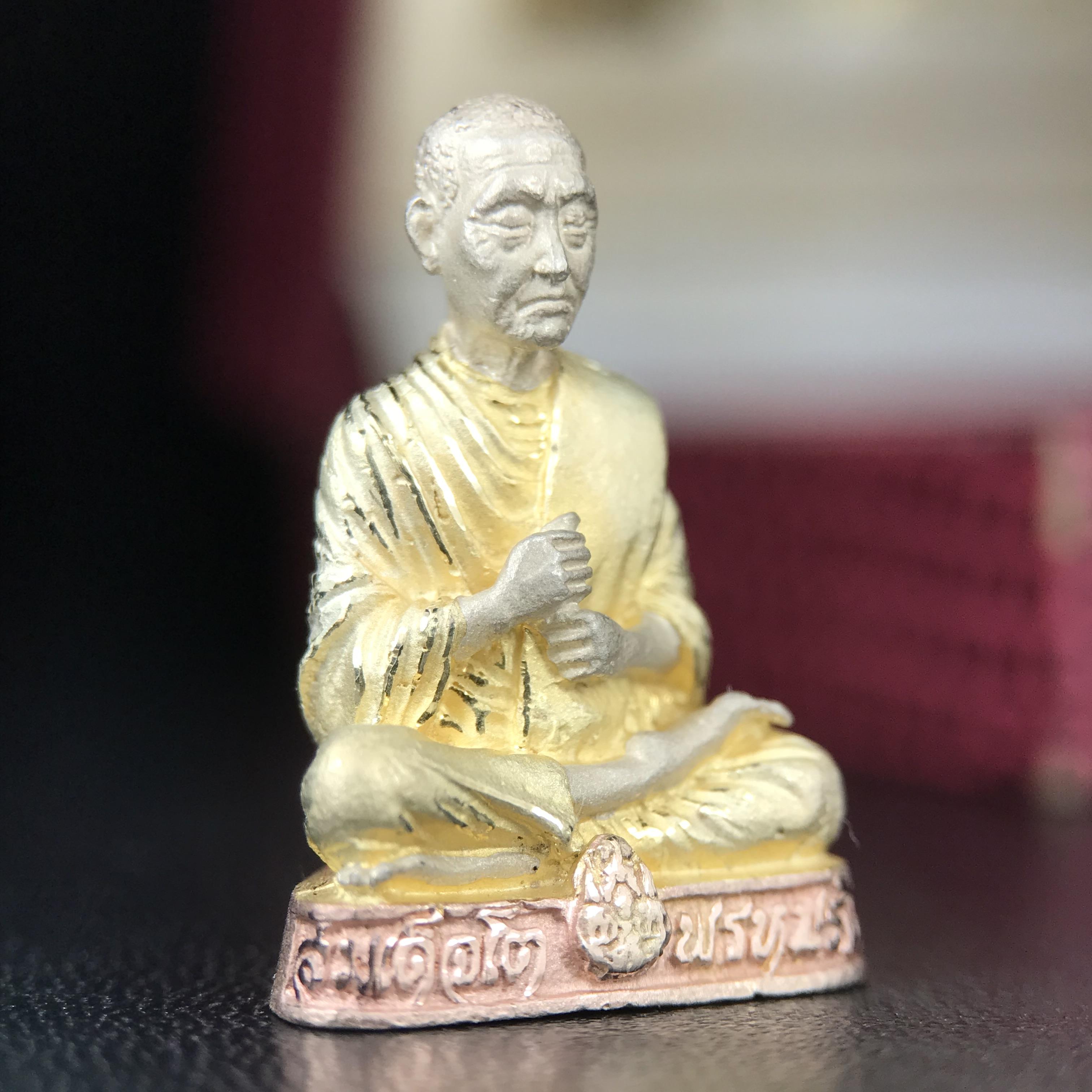 รูปเหมือนสมเด็จพระพุฒาจารย์ (โต พรหมรังสี)วัดใหม่อมตรส บางขุนพรหม ปี2540 รุ่นกาญจนาภิเษก จัดสร้างในวโรกาสที่รัชกาลที่ 9 ทรงครองสิริราชสมบัติ ครบ 50ปี ลอยองค์พิมพ์ใหญ่ เนื้อเงินบริสุทธิ์ 99.9% แบบชุบสามกษัตริย์ขัดเงาบางส่วน พร้อมกล่องบรรจุเดิมครบ