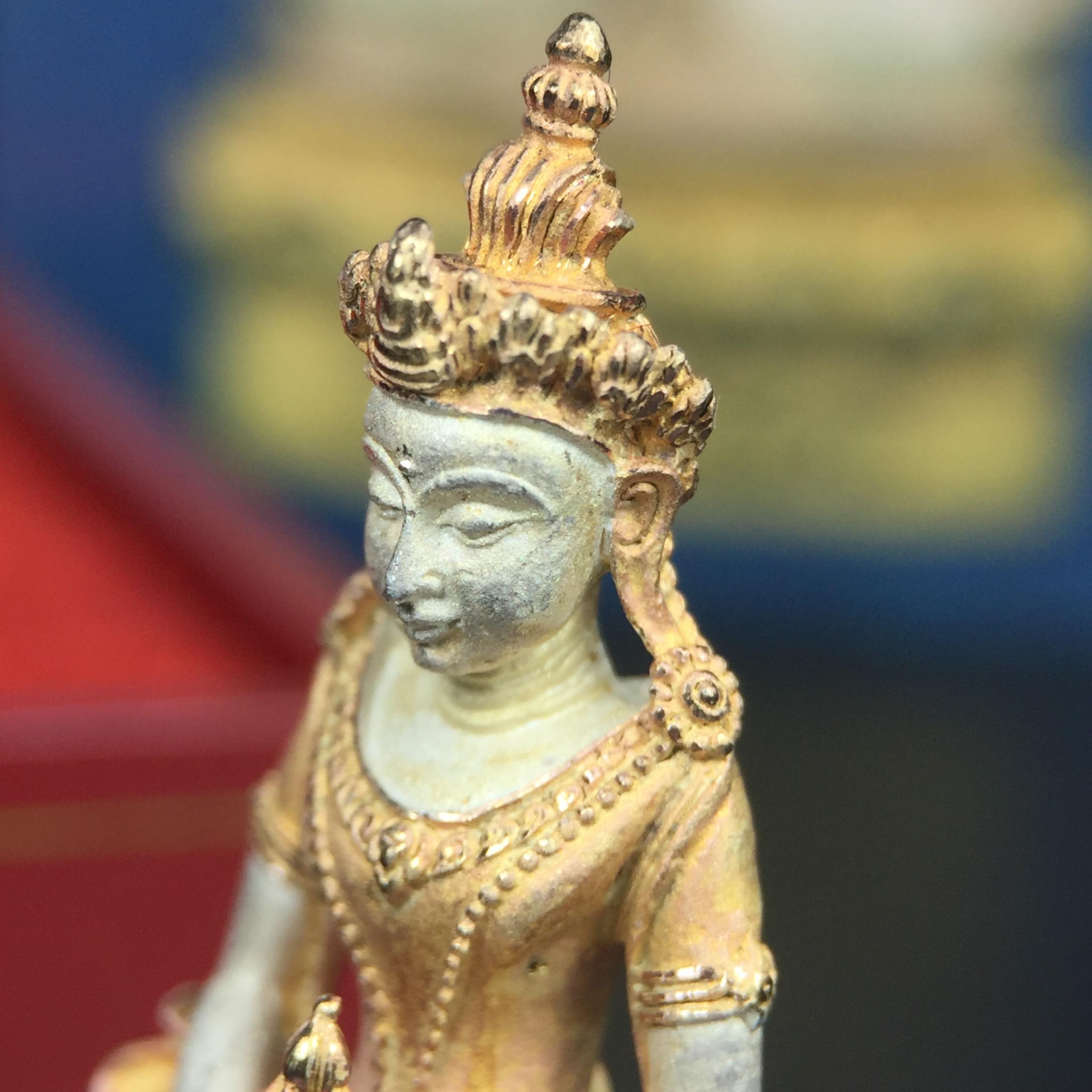 พระกริ่งอวโลกิเตศวร ( เจ้าแม่กวนอิม ) วัดโพธิ์แมนคุณาราม เนื้อเงิน 3 กษัตริย์ พ่นทราย รุ่นอุดมโภคทรัพย์ พ.ศ.2539(พร้อมกล่องบรรจุการ์ดใบรับรองเดิมครบ) (อีกหนึ่งรุ่นยอดนิยม พุทธศิลป์สวยงดงาม)