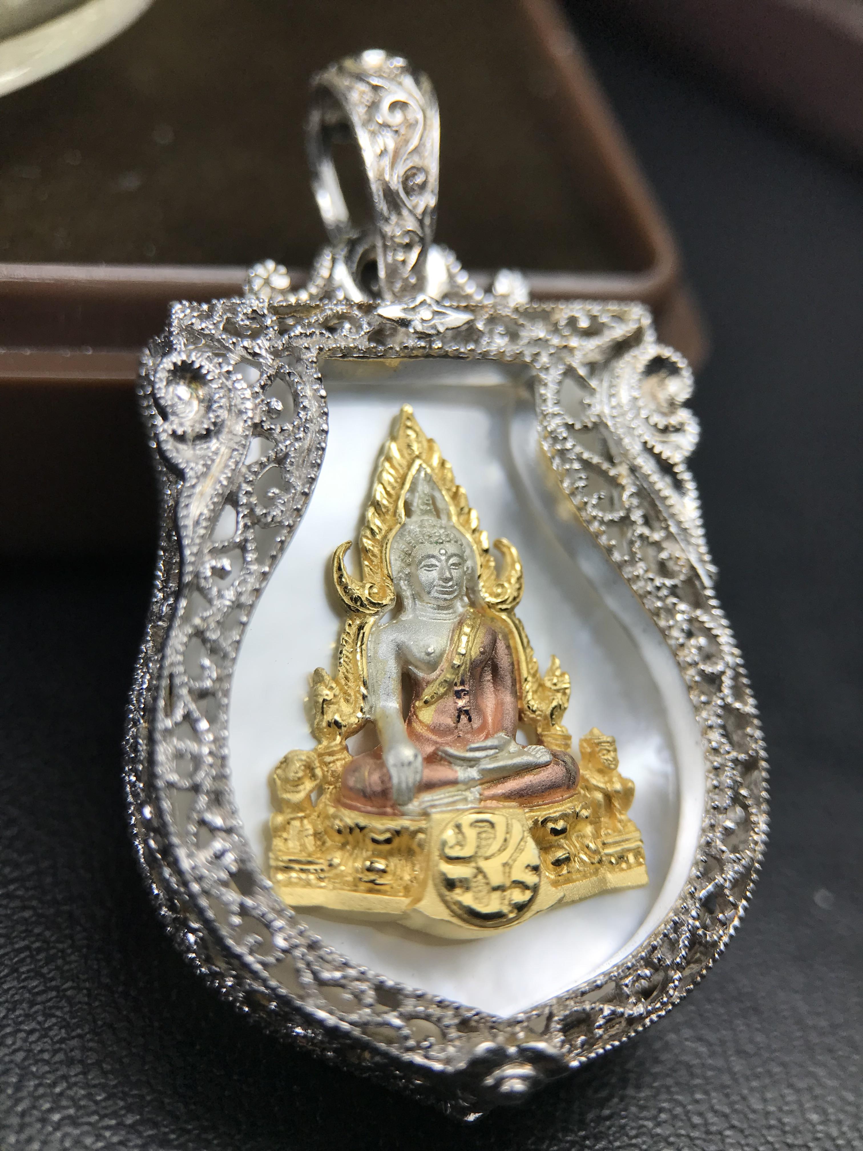 พระพุทธชินราช ภปร. โครงการ "เพราะแผ่นดินนี้ คือ แผ่นดินเกิด" ปี2548(รุ่นแรก) เหรียญทรงเสมา ขนาด 21 x 29 มม.เนื้อเงินสามกษัตริย์ องค์พระชุบสามกษัตริย์ ล้อมด้วยกรอบเงินชุบทองคำขาวสลักเสลาเป็นลวดลายละเอียดอ่อน ส่วนพื้นองค์พระเป็นเปลือกหอยมุขงดงาม