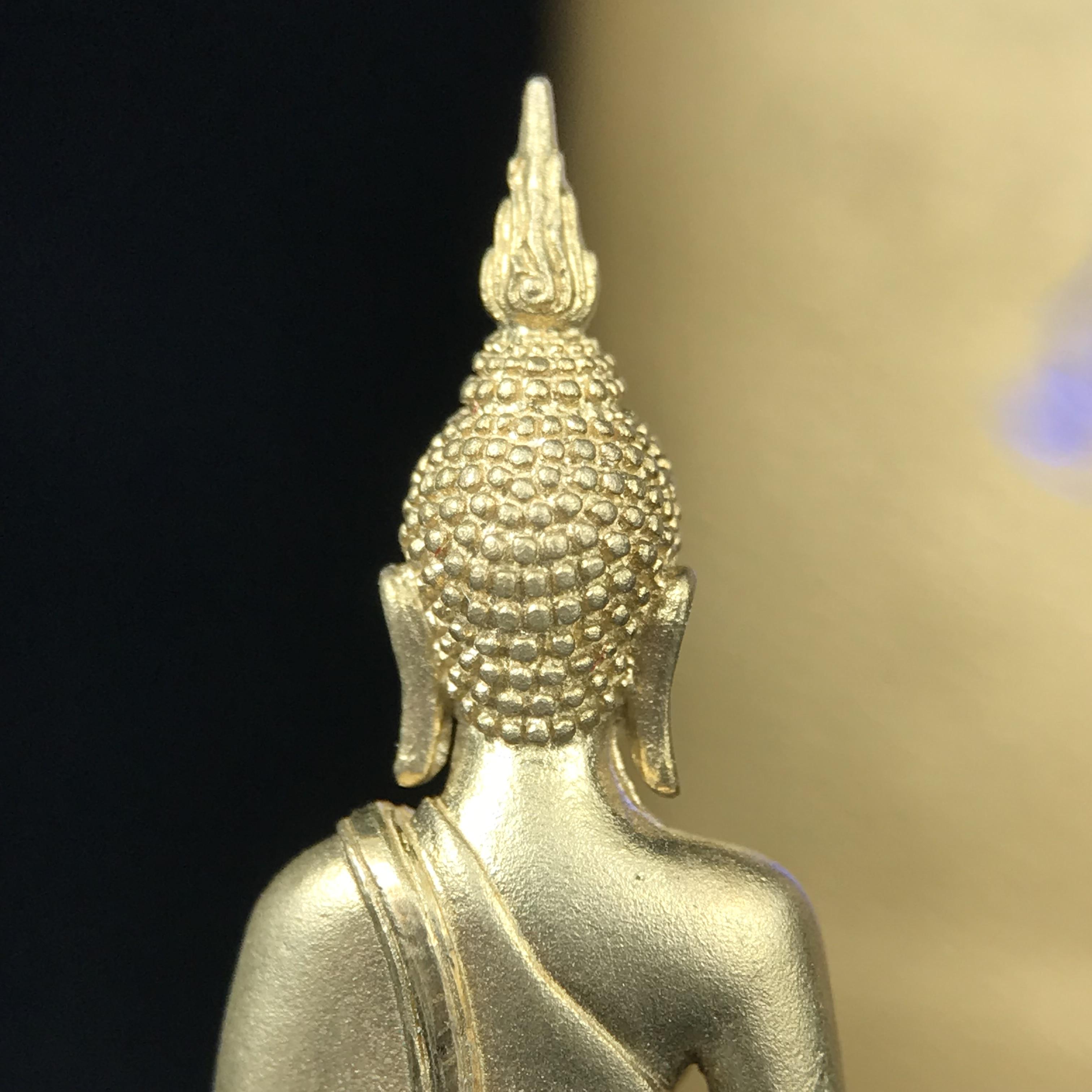 พระกริ่งพระพุทธนวราชบพิตร ตรากาญจนาภิเษกครองสิริราชสมบัติครบ 50 ปี รัชกาลที่ 9 ปี 2540 เนื้อทอง93(หายากพบเจอน้อยมาก) ขนาดสูง 3.2 ซม. พุทธศิลป์สวยงดงามและพิธีใหญ่วัดพระแก้ว(พุทธนวราชบพิตร นิมิตรหมายแห่งความสามัคคี ด้วยไมตรีแห่งองค์พระภูมิพล)