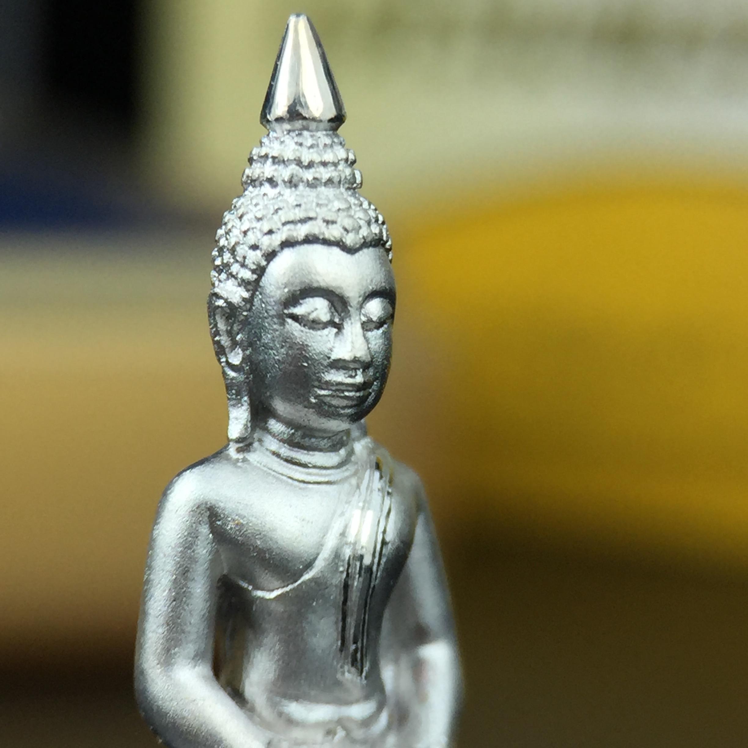 พระพุทธโสธร คุ้มเกล้าฯ ภปร.(ใต้ร่มพระบารมี คุ้มเกล้า) 60ปี รพ.ภูมิพลฯ พ.ศ.2552 เนื้อเงิน ชุบทองคำขาว(ลอยองค์พิมพ์ กลาง ขนาด 26*18.5 มม.) 1 ใน 5000 องค์ หายาก