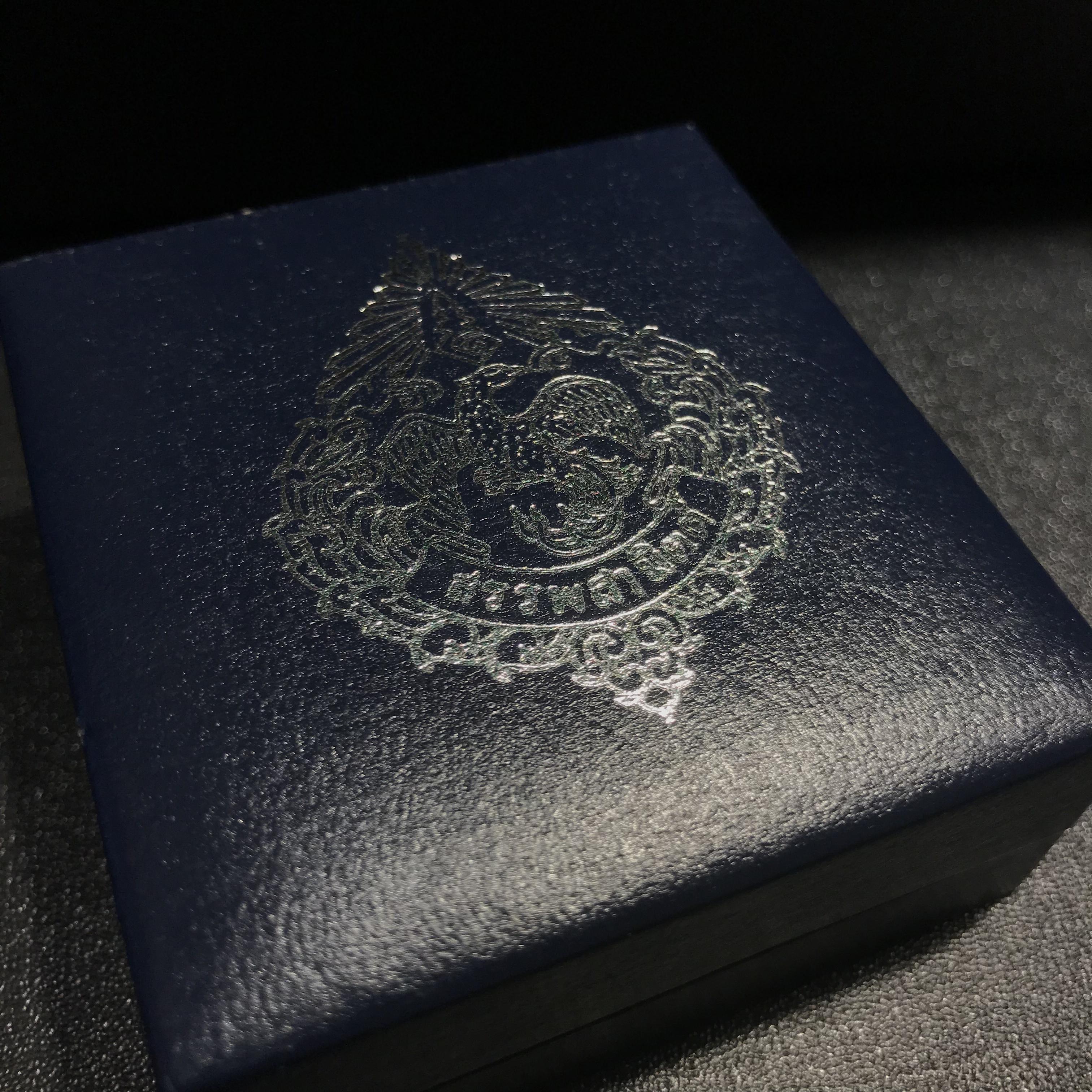 พระแก้วมรกต เนื้อเงินทรายนวลขัดเงา กรมสรรพสามิตจัดสร้างขึ้นเนื่องในโอกาสครบรอบ 64 ปีของกรมสรรพสามิต และเนื่องในวโรกาสที่พระบาทสมเด็จพระเจ้าอยู่หัวทรงครองราชย์ครบ 50 ปีในปีกาญจนาภิเษก เมื่อ พ.ศ.2539