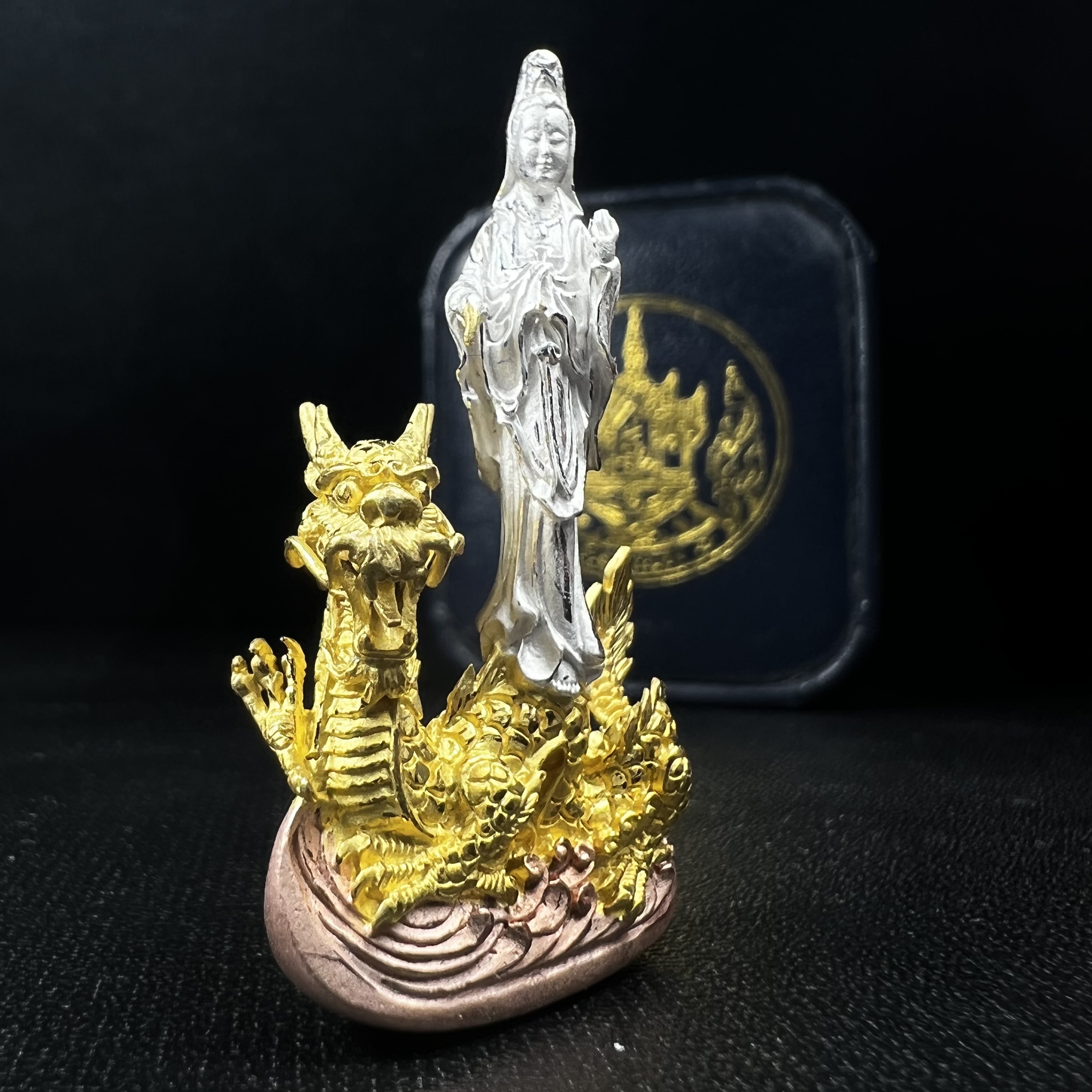 รูปหล่อลอยองค์พระโพธิสัตว์กวนอิม ทรงประทับมังกร จ.ระนอง เนื้อเงินสามกษัตริย์(พบเจอน้อยหายาก) พิมพ์ใหญ่(คัดสภาพผิวเดิม สวยงดงาม ทรงคุณค่า) เฉลิมฉลองในวโรกาสที่พระบาทสมเด็จพระเจ้าอยู่หัวทรงครองสิริราชสมบัติครบ 50 ปี จ.ระนอง พ.ศ.2539