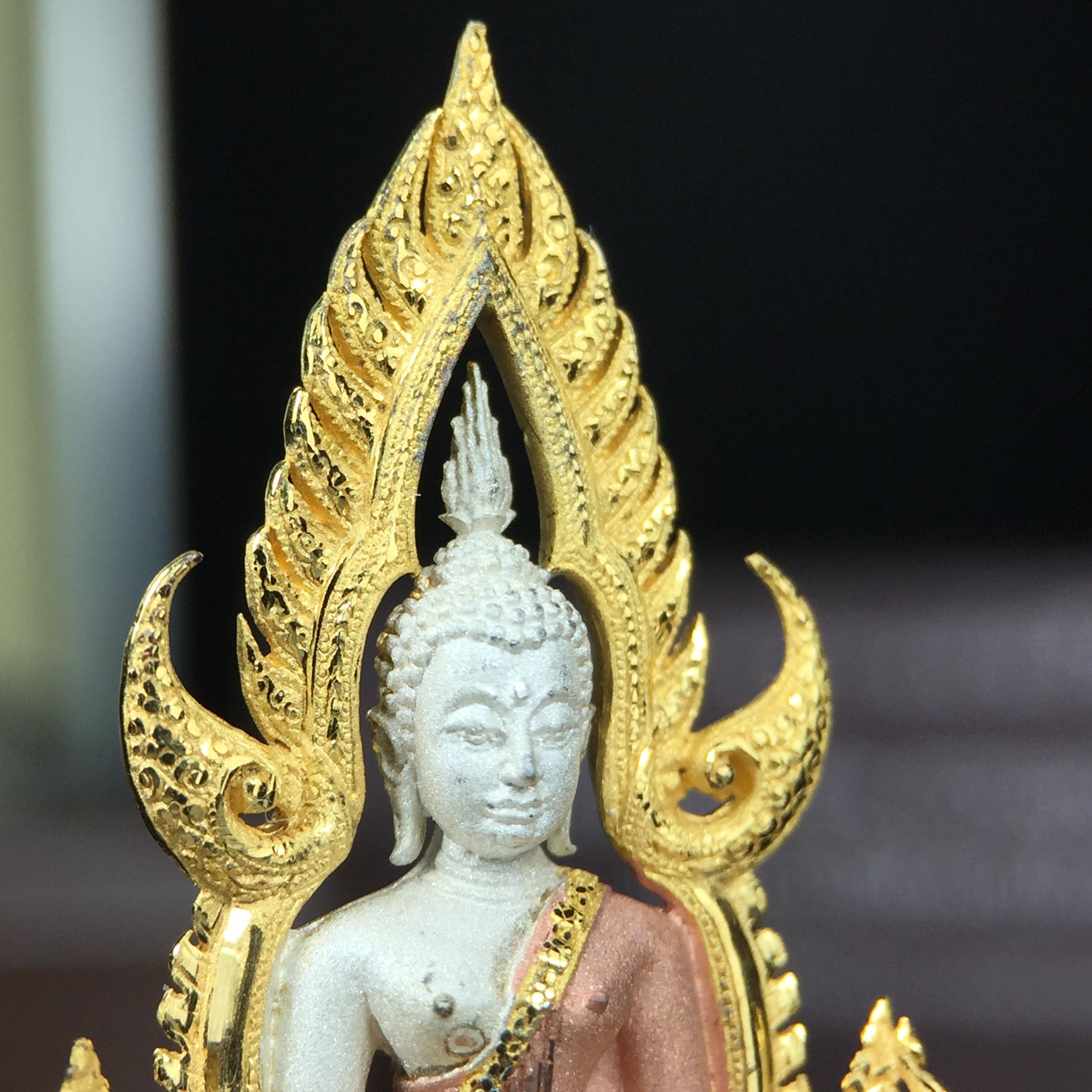 พระพุทธชินราช ภปร. โครงการ "เพราะแผ่นดินนี้ คือ แผ่นดินเกิด" ปี2548(รุ่นแรก) ลอยองค์ หน้าตัก 1/2 นิ้ว เนื้อเงินสามกษัตริย์ พุทธศิลป์งดงามทรงคุณค่า รุ่นยอดนิยม