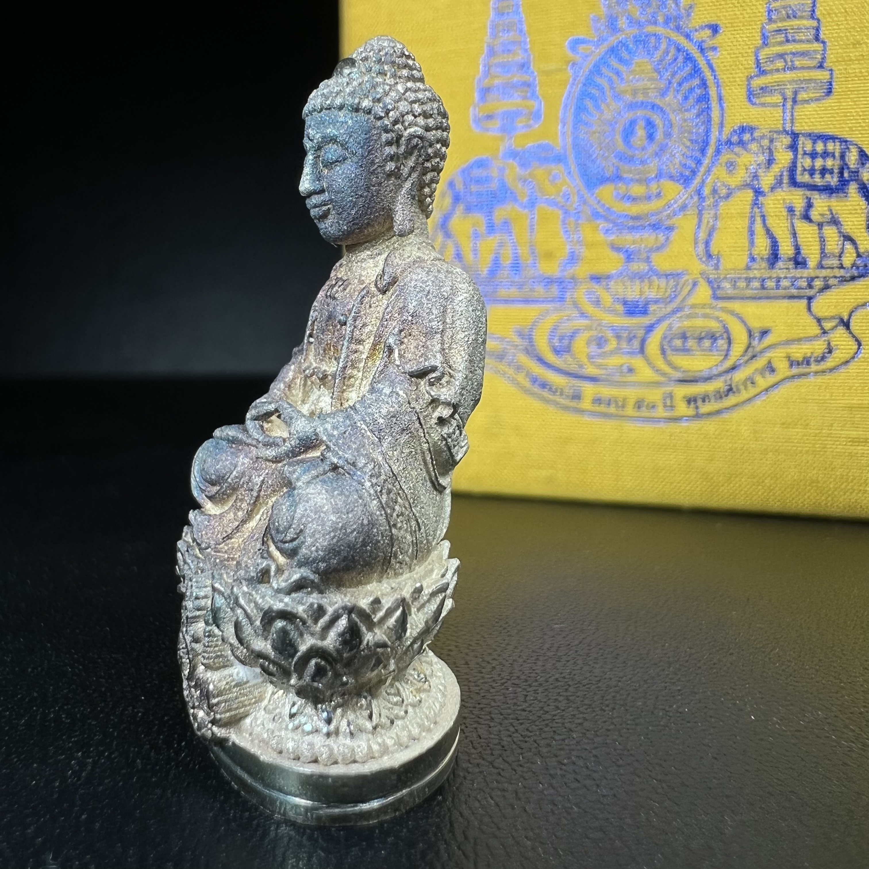 พระกริ่งจีน "ต้าเยิ่นถะ" รุ่น กาญจนาภิเษกครองราชย์ 50 ปี วัดบวรนิเวศวิหาร ปี2538 เนื้อเงิน(ผิวเดิมกลับดำขึ้นสีรุ้งเข้มขลังงดงามธรรมชาติสร้างสรรค์สภาพสวยเดิมพร้อมกล่องบรรจุเดิม ตอกโค๊ดหมายเลขกำกับ)(คัดสภาพสวยเดิมพิธีใหญ่พุทธศิลป์งดงาม)1ใน6001องค์