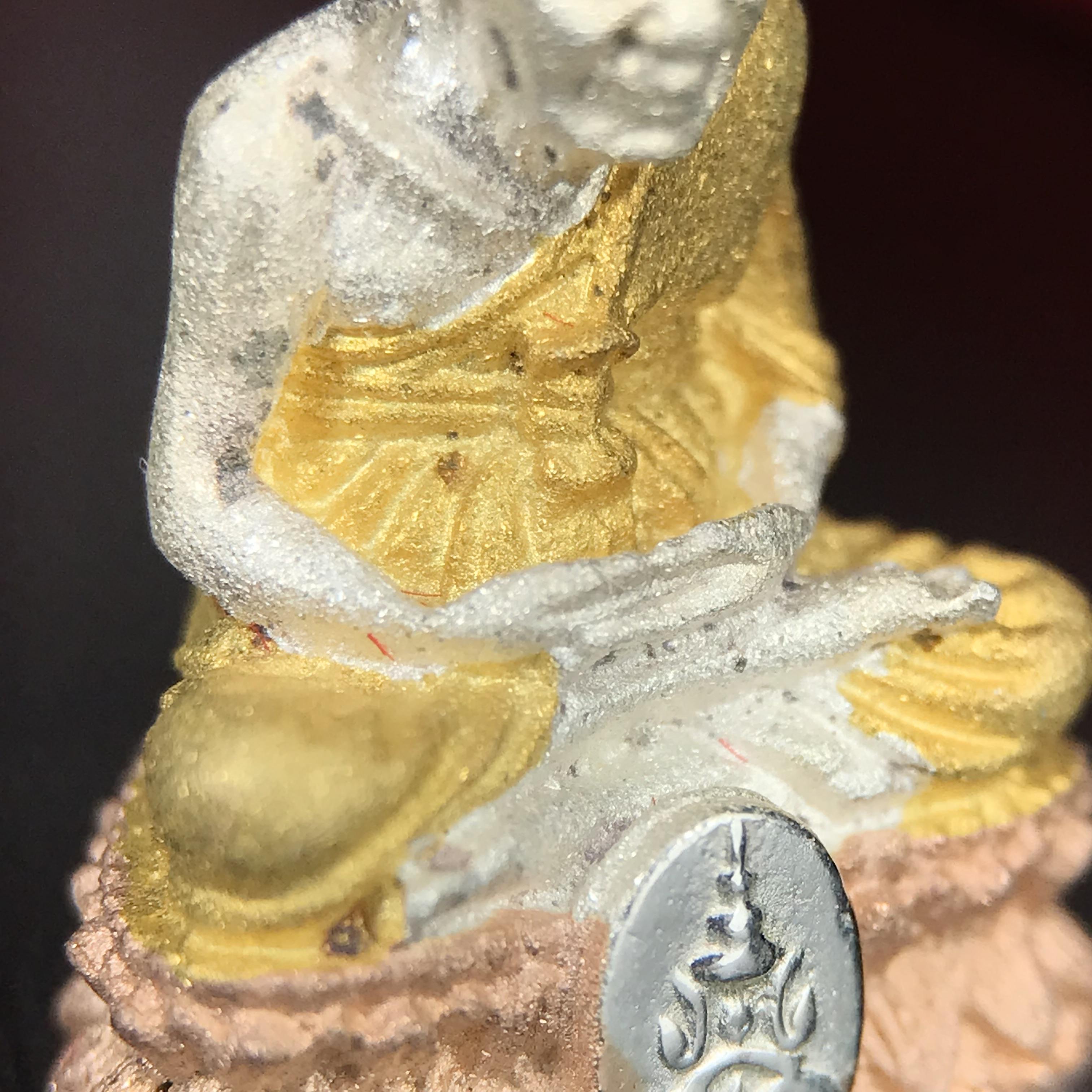 สมเด็จหลวงปู่ทวด วัดช้างให้ รุ่น เฉลิมพระเกียรติ ตราสัญลักษณ์ มวก. พิมพ์ลอยองค์เนื้อเงิน-สามกษัตริย์ ปี 2544 พิธีพุทธาภิเษกใหญ่ ณ อุโบสถวัดช้างให้และอุโบสถวัดพระศรีรัตนศาสดาราม ( วัดพระแก้ว )โดยนิมนต์เกจิชื่อดังสายใต้ทั้งหมดจำนวน 108 รูป