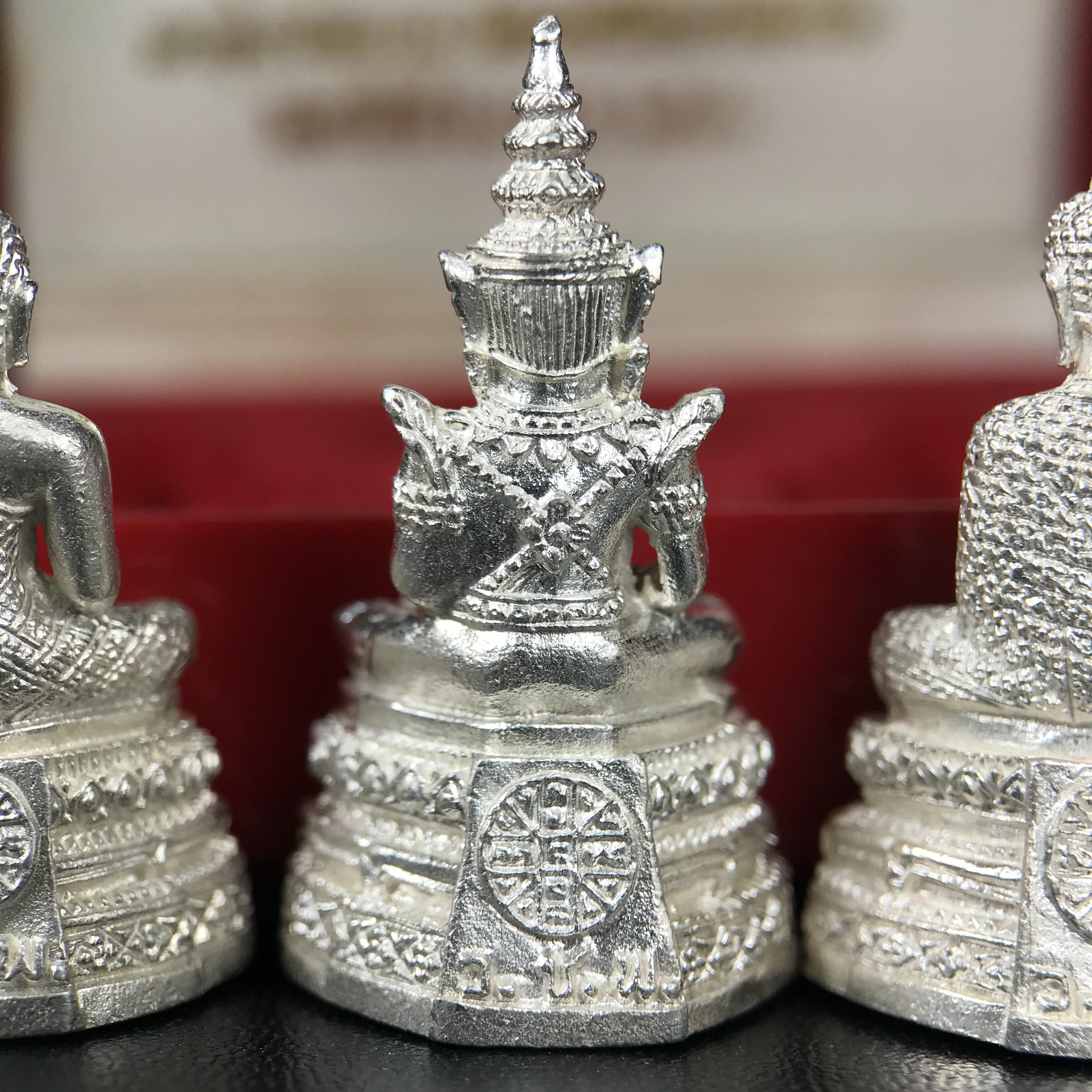 พระแก้วมรกต รุ่นเทิดพระเกียรติ พิธีมหาพุทธาภิเษก ณ.วัดพระศรีรัตนศาสดาราม(วัดพระแก้ว) วันเสาร์ที่ 26 เม .ย. 2540 (พิธีใหญ่เสาร์ห้า) ชุด 3 ฤดู (1 ชุด 3 องค์)เนื้อเงินครบชุดพร้อมกล่องบรรจุเดิม***เนื้อเงินหายากพบเจอน้อย***(หลวงพ่อ รวย เพิ่ม พูน ร่วมเสก)