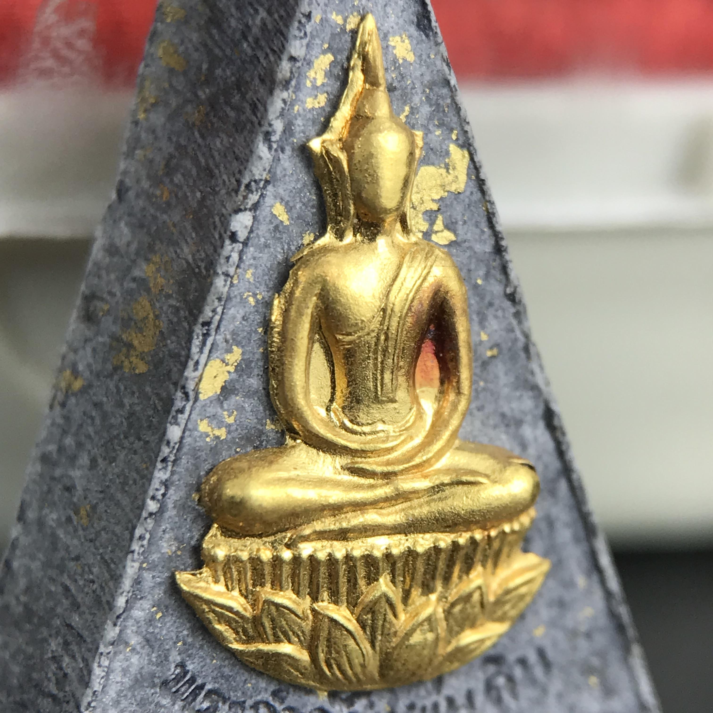 พระกำลังแผ่นดิน พระราชทาน วัดบวรนิเวศวิหาร ปี 2539 พิมพ์เล็กหน้ากากทองคำ (ในหลวง รัชกาลที่ 9 พระราชทานมวลสารจิตรลดา)นิยมหายาก