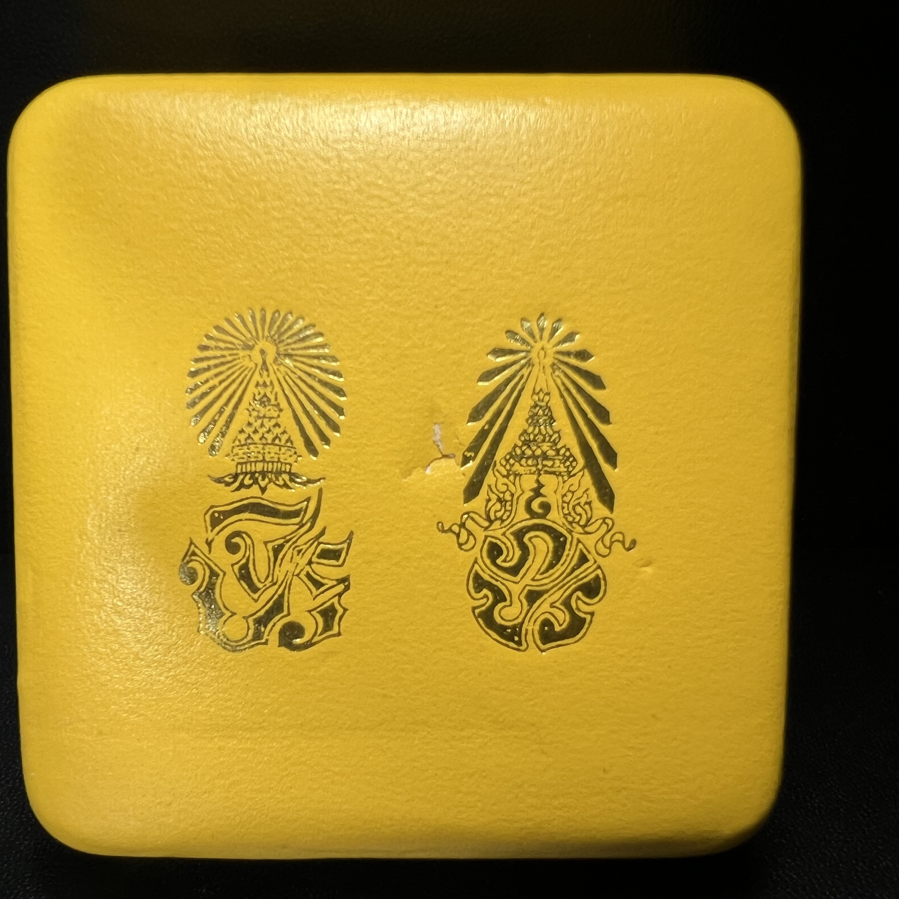 พระกริ่งพระพุทธนรสีห์ จปร.+ภปร. ครบรอบ 100 ปี ธนาคารไทยพาณิชย์ ปี 2550 พระกริ่งเนื้อนวโลหะพิเศษ(หล่อในพิธีเททอง)(หายาก)(พุทธศิลป์งดงาม)ด้านหน้าฐานประดับด้วยตราสัญลักษณ์ "จปร" และ "ภปร" (องค์เทหล่อในพิธีสร้างน้อย หายากมาก)1 ใน 1000 องค์