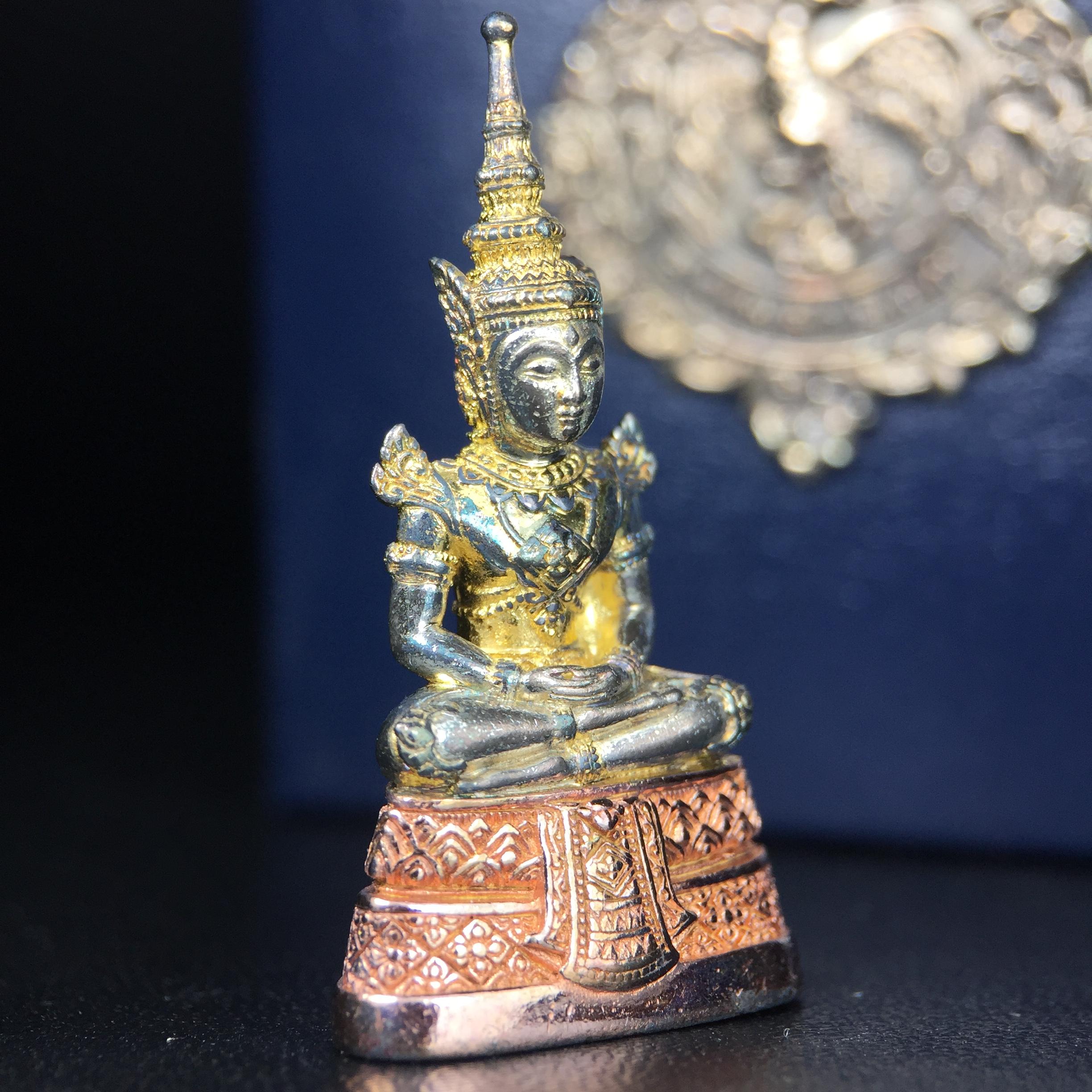 พระแก้วมรกต กรมสรรพสามิตจัดสร้างขึ้นเนื่องในโอกาสครบรอบ 64 ปีของกรมสรรพสามิต และเนื่องในวโรกาสที่พระบาทสมเด็จพระเจ้าอยู่หัวทรงครองราชย์ครบ 50 ปีในปีกาญจนาภิเษก เมื่อ พ.ศ.2539 เนื้อเงิน ชุบทองสามกษัตริย์(ผิวเดิมรุ้งๆสวย) พร้อมกล่องบรรจุเดิม