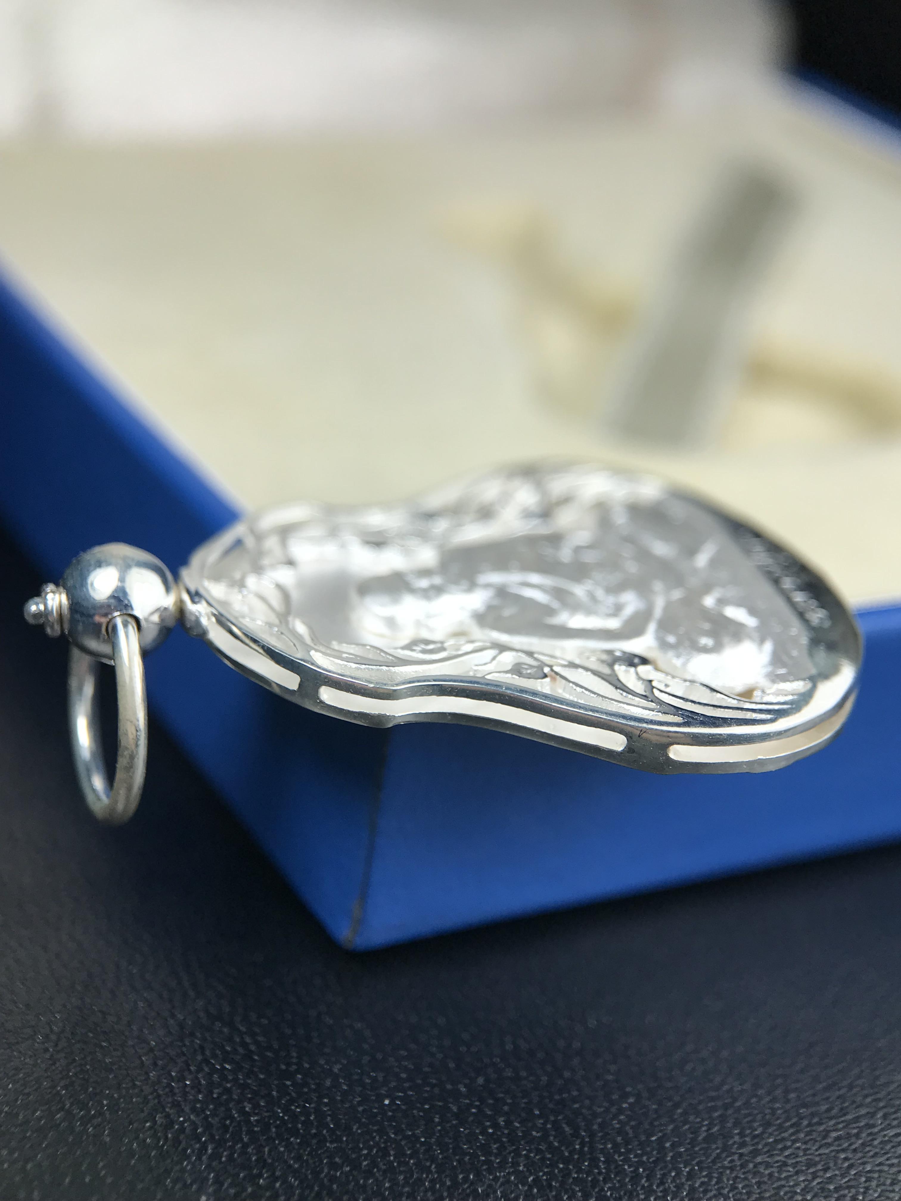 เหรียญหลวงปู่ทวด พระนามาภิไธย สก. แบบงานฉลุโบราณ(HAND MADE) ปี 2544 เนื้อเงิน(ผิวสวย) พิธีปลุกเสก ณ อุโบสถวัดช้างให้ และ พิธีมังคลาภิเษก ณ พระอุโบสถ วัดพระศรีรัตนศาสดาราม(วัดพระแก้ว) (1 ใน 2000 เหรียญ)พบเจอน้อยหายากมาก