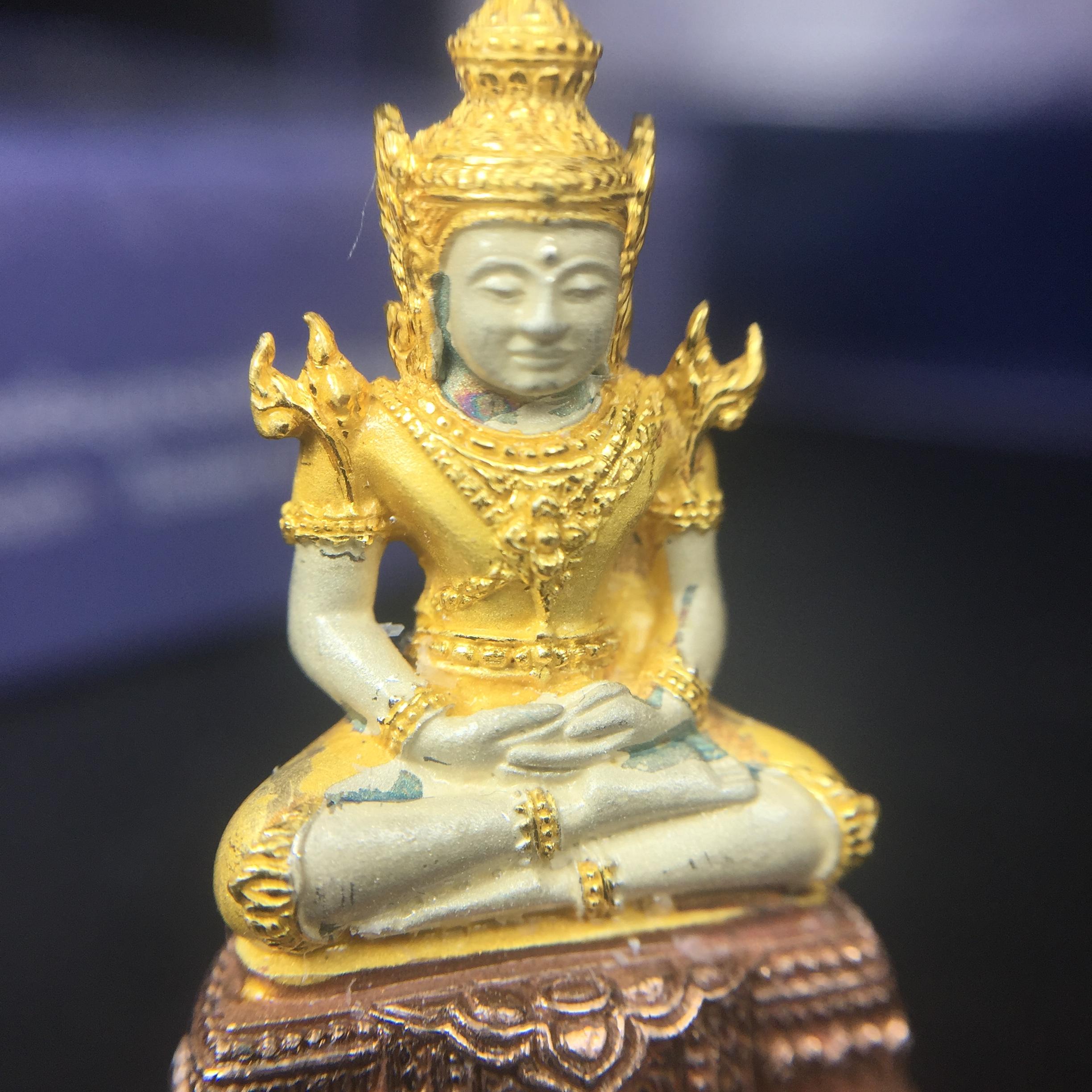 พระแก้วมรกต ภปร. ปี2547 จัดสร้างโดย รพ.ภูมิพลฯ เนื้อเงิน (3 กษัตริย์)ลอยองค์ หน้าตัก 1/2 นิ้ว(1ใน3000องค์)