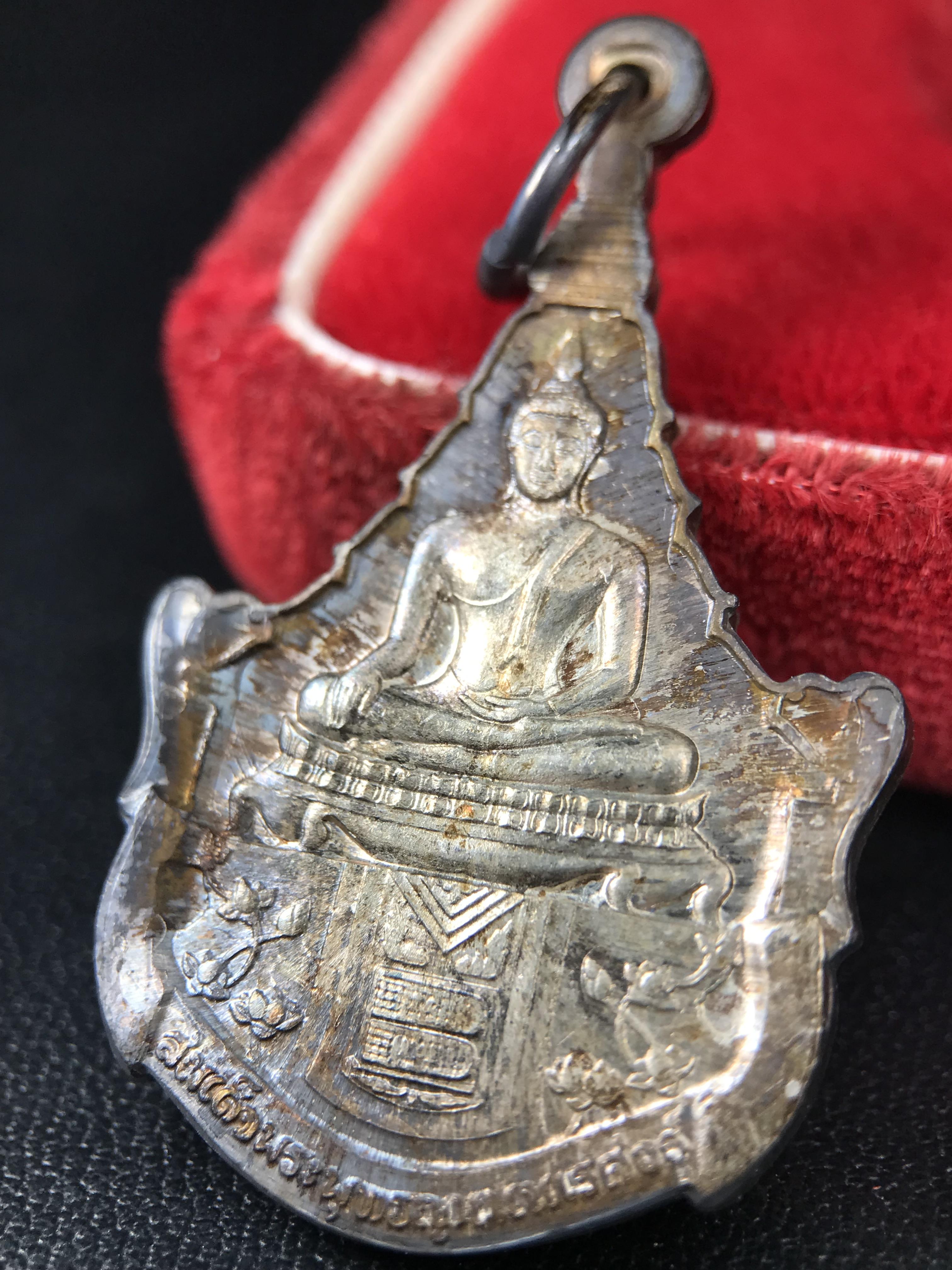 เหรียญพระพุทธญาณนเรศวร์ รุ่นแรก หลังพระปรมาภิไธย ภปร.และ สก.วัดญาณสังวราราม จ.ชลบุรี ปี 2527 เนื้อเงิน(ผิวเดิม ขึ้นรุ้งผิวน้ำทองกระจายทั่วเหรียญสวยมาก)ขนาด 2.3 x 3.8 ซม. พร้อมกล่องเดิม สมเด็จพระญาณสังวร ประธานในพิธีมหาพุทธาภิเษก(เนื้อเงินพบเจอน้อย หายาก)