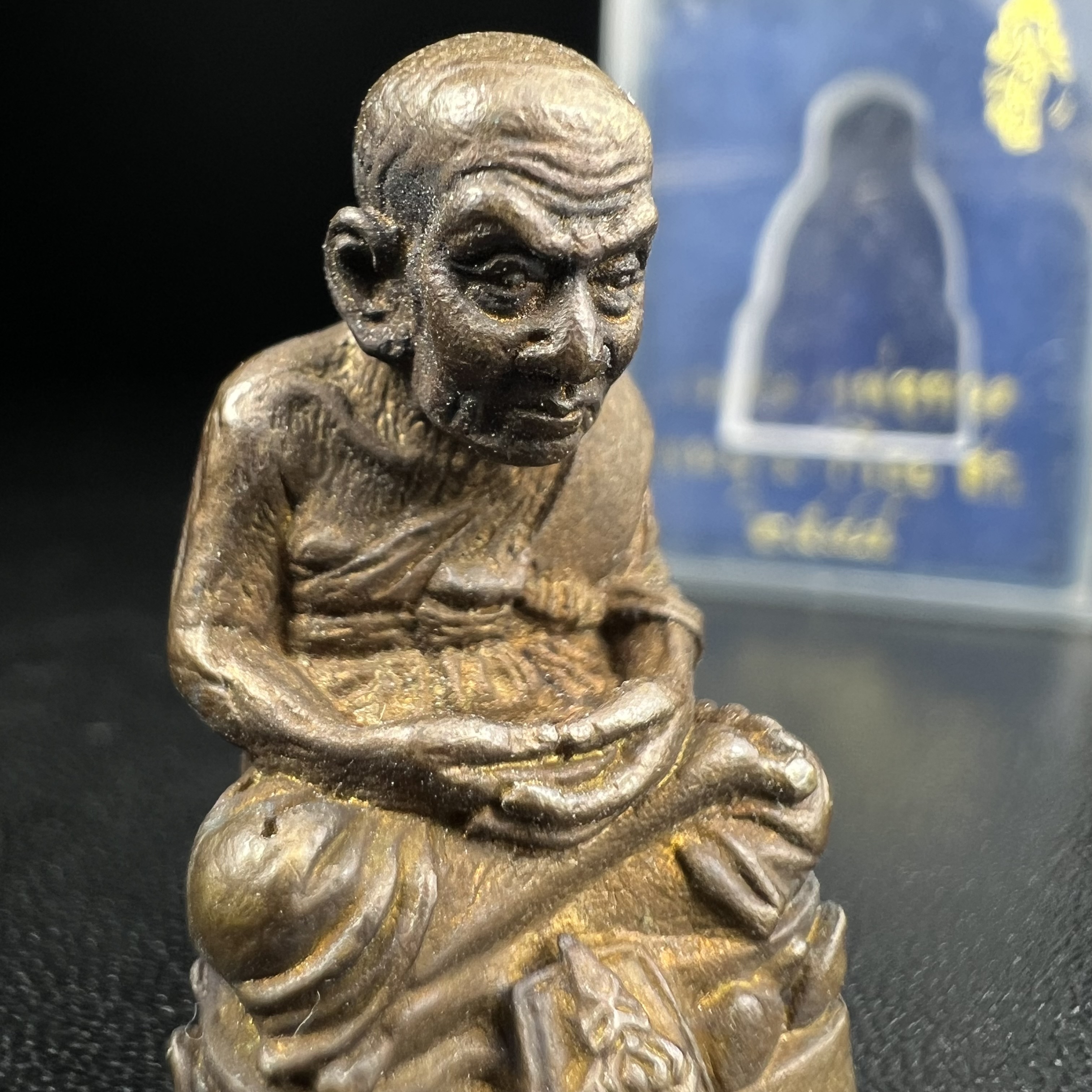 หลวงพ่อทวด พระนามาภิไธย สก. วัดห้วยมงคล จ.ประจวบคีรีขันธ์ ปี 2544(รุ่นแรก) รูปหล่อลอยองค์ ขนาดห้อยคอ หน้าตัก 1.5 ซม. พิมพ์ลอยองค์เนื้อสัตตะโลหะหล่อโบราณ(โลหะผสมรมดำ)(คัดสภาพสวยสมบูรณ์)(คุ้มครองปลอดภัย แคล้วคลาด พิธีใหญ่ มวสสารดี)