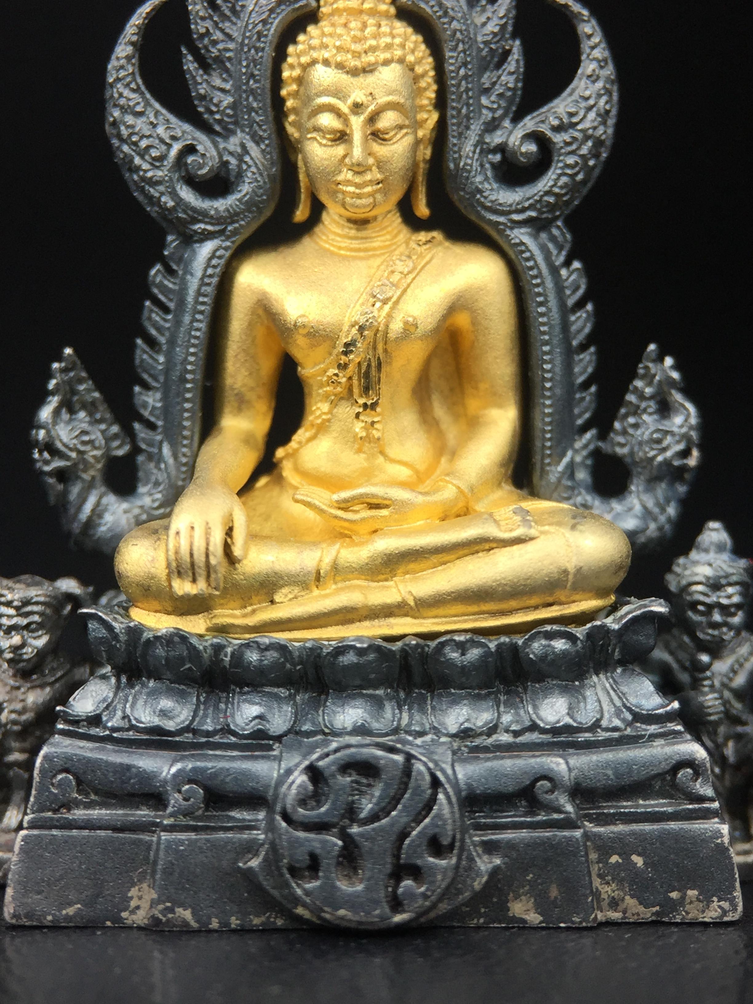 พระพุทธชินราช ภปร. โครงการ เพราะแผ่นดินนี้คือแผ่นดินเกิด เนื้อเงินชุบทองคำซุ้มรมดำ ปี2551 ขนาดหน้าตัก1/2นิ้ว(3.5*2.5 ซม.) (สวยงามหายาก)1ใน 5000 องค์