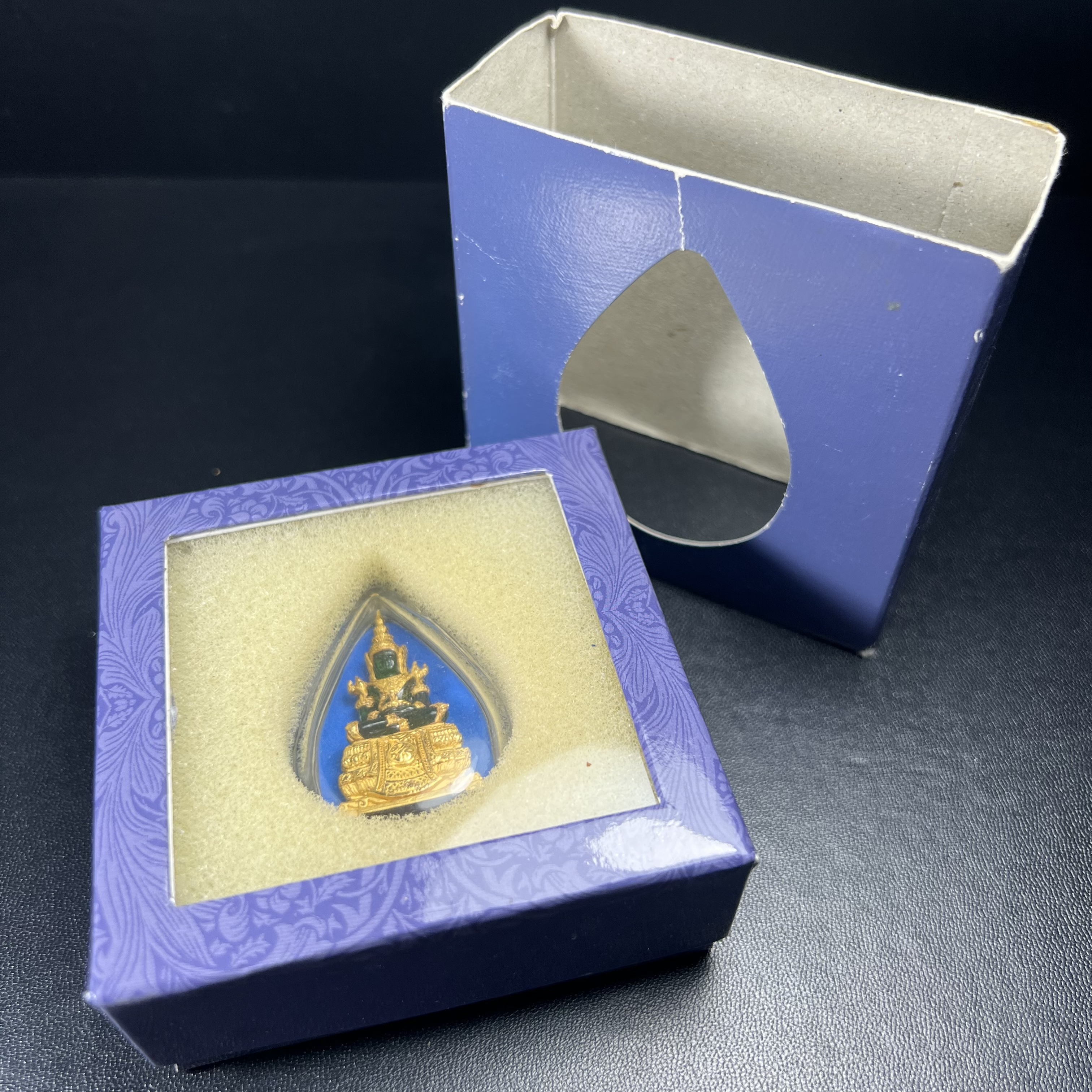 พระแก้วมรกต ภปร. จัดสร้างโดย รพ.ภูมิพลฯ ปี2547 ลอยองค์ขนาดหน้าตัก 1/2 นิ้ว เนื้อเรซิ่นหุ้มทองคำ99.99 งดงามทรงคุณค่าอีกหนึ่งรุ่นยอดนิยม หายาก