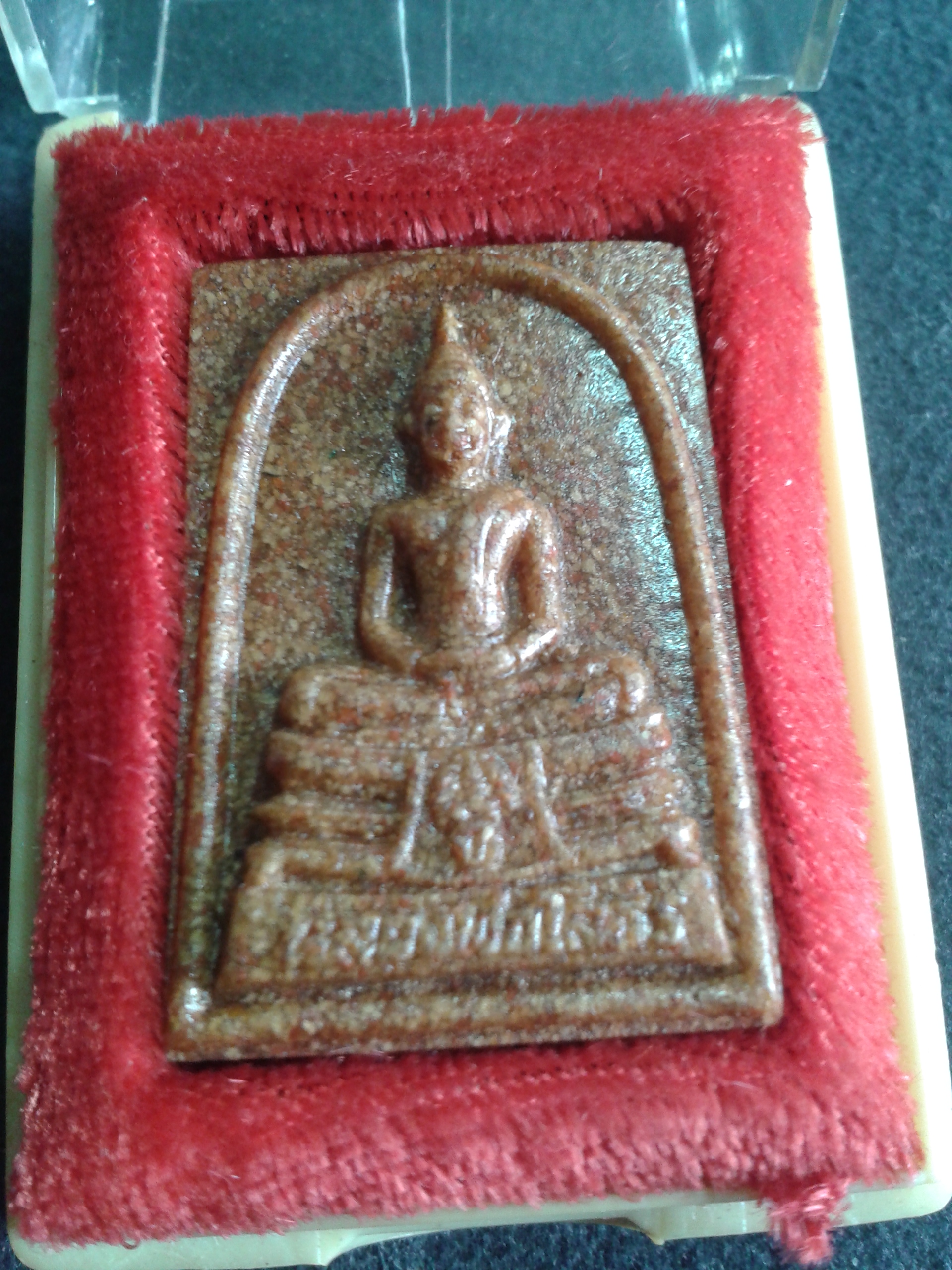 พระผงกระเบื้องหลังคาโบสถ์ (หลวงพ่อโสธร) วัดโสธรวรารามวรวิหาร แปดริ้ว องค์ละ 199 บาท พร้อมจัดส่งครับ