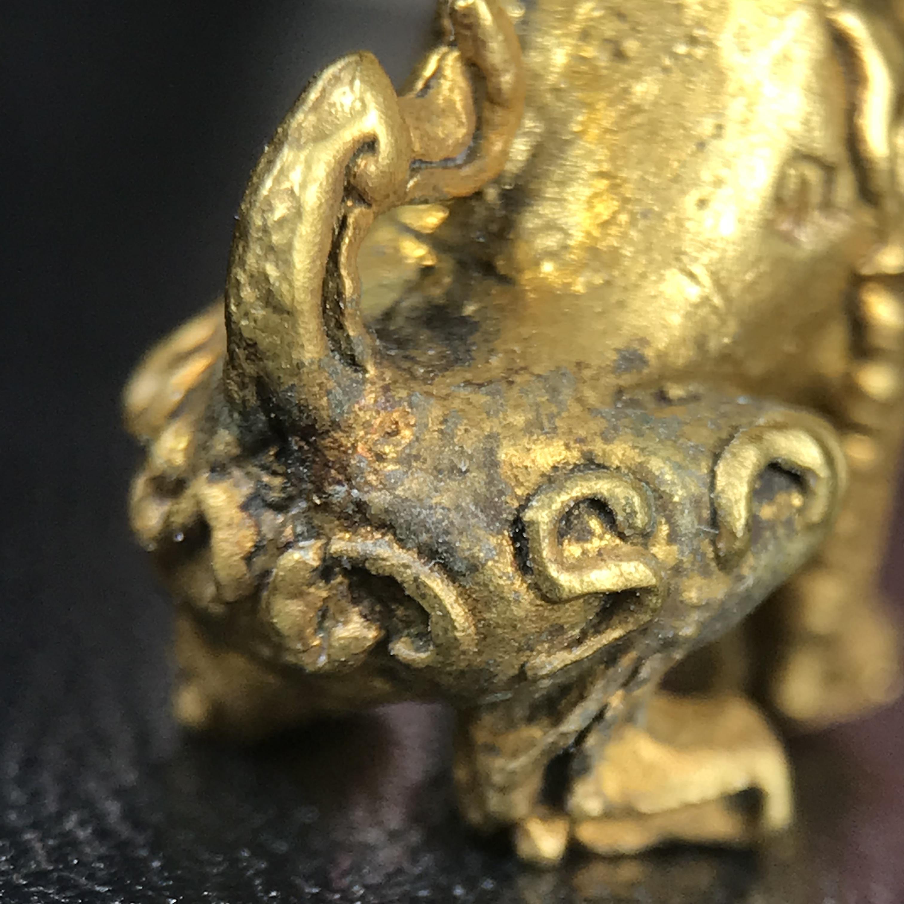 สิงห์เจ้าพ่อดำ วัดบุพพาราม จ.เชียงใหม่ ปี 2518 เนื้อกะไหล่ทอง(ตอก 2 โค๊ต)หายาก(สภาพผิวเดิมสวยเดิมกล่องครบ) สิงห์รุ่นนี้มีพิธีดีมีเกจิอาจารย์ที่ร่วมปลุกเสกมากมาย****เครื่องราง ที่พระบาทสมเด็จพระเจ้าอยุ่รัชกาลที่ ๙ ทรงเสด็จฯประกอบพิธีด้วยพระองค์เอง