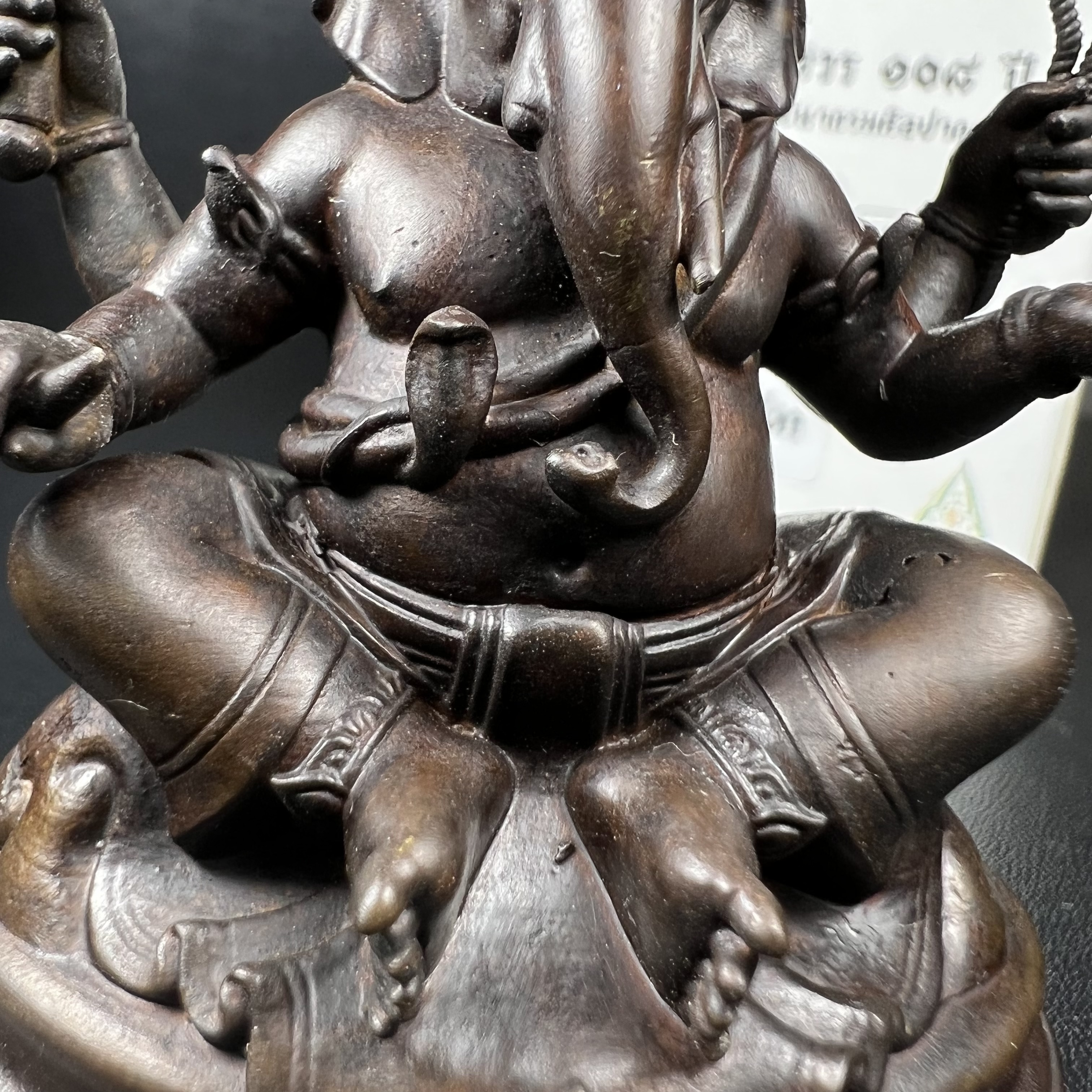 พระพิฆเนศวร รุ่น 108 ปี แห่งการสถาปนากรมศิลปากร ปี 2562 ขนาดบูชาหน้าตัก 1.5 นิ้ว เนื้อทองเหลืองรมดำ (พิธีใหญ่ มวลสารดี)(เลขนัมเบอร์ 1543)1 ใน 1999 องค์