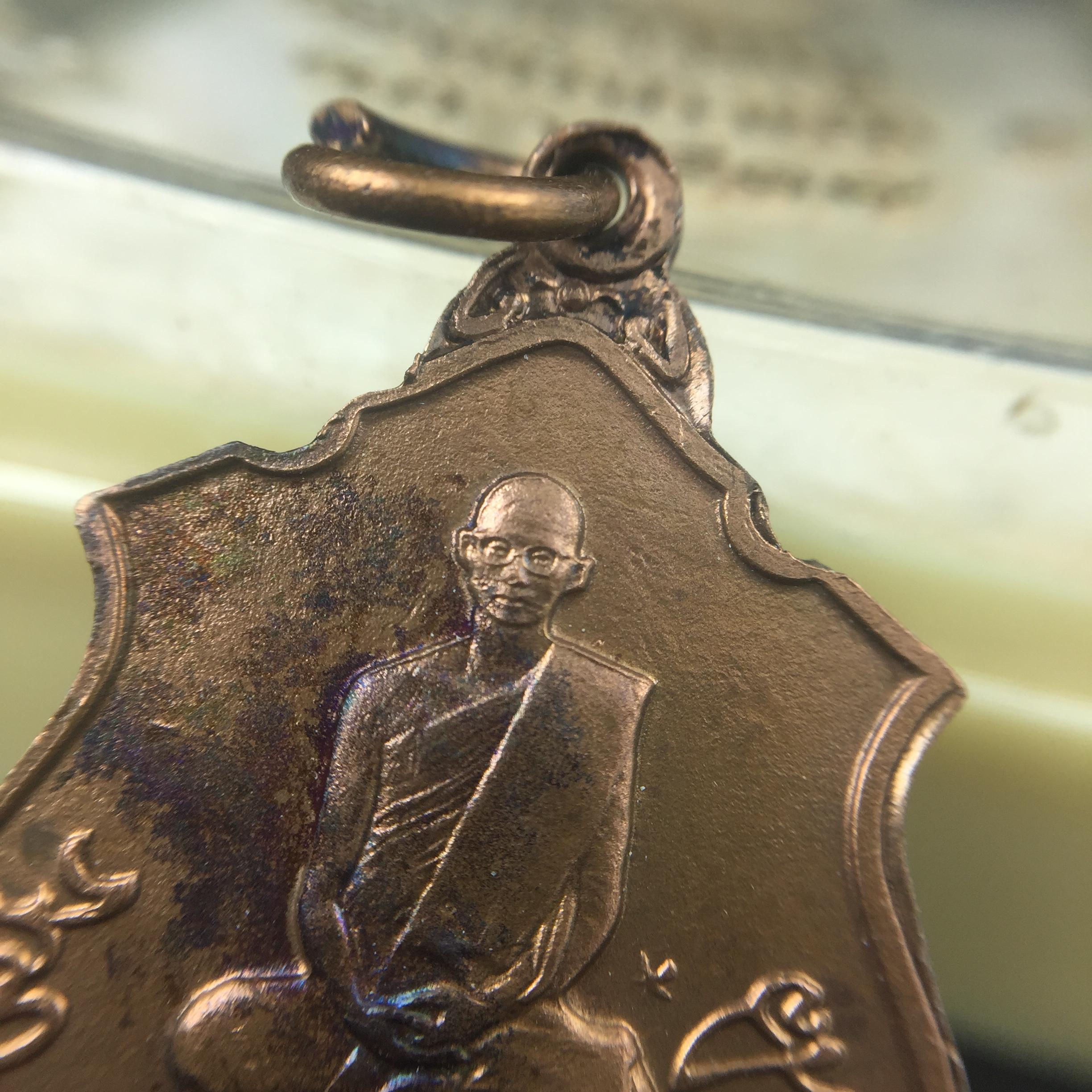 เหรียญในหลวงทรงผนวช-พระพุทธชินราช กองทัพภาคที่3จัดสร้าง ปี2517 เนื้อนวโลหะกล่องเดิม(สภาพคัดสวย)(หายาก)(ในหลวง ร.9 เสด็จในพิธี)(1ใน5000เหรียญ))