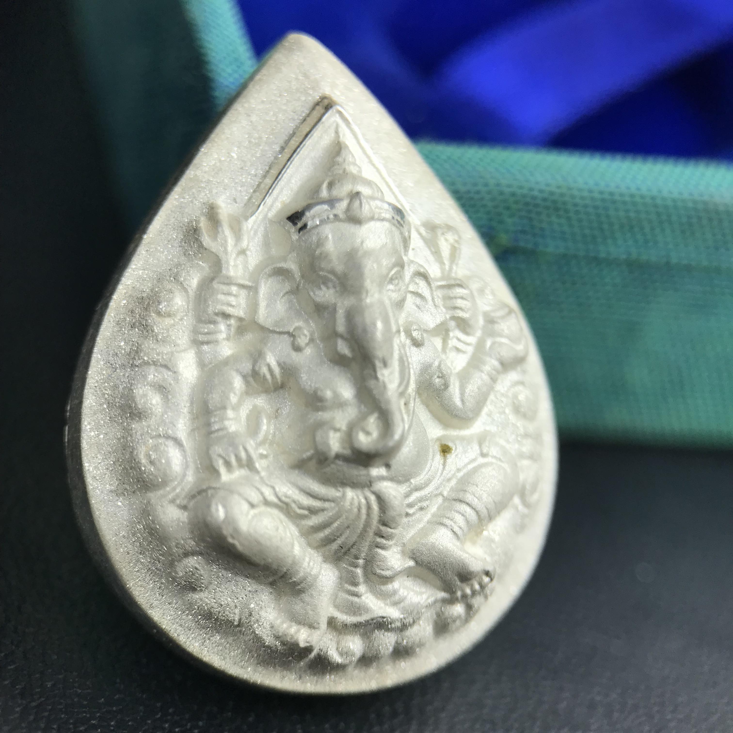 เหรียญพระพิฆเนศวร ญสส. ชุดกาญจนาภิเษกครองราชย์ 50 ปี พุทธศักราช 2538 พิมพ์ใหญ่(2.9 ซม.) เนื้อเงิน(พ่นทรายและขัดเงาบางส่วน) สภาพสวยเดิมพร้อมกล่องบรรจุเดิม ตอกโค๊ดหมายเลขกำกับ(1ใน 5539องค์)