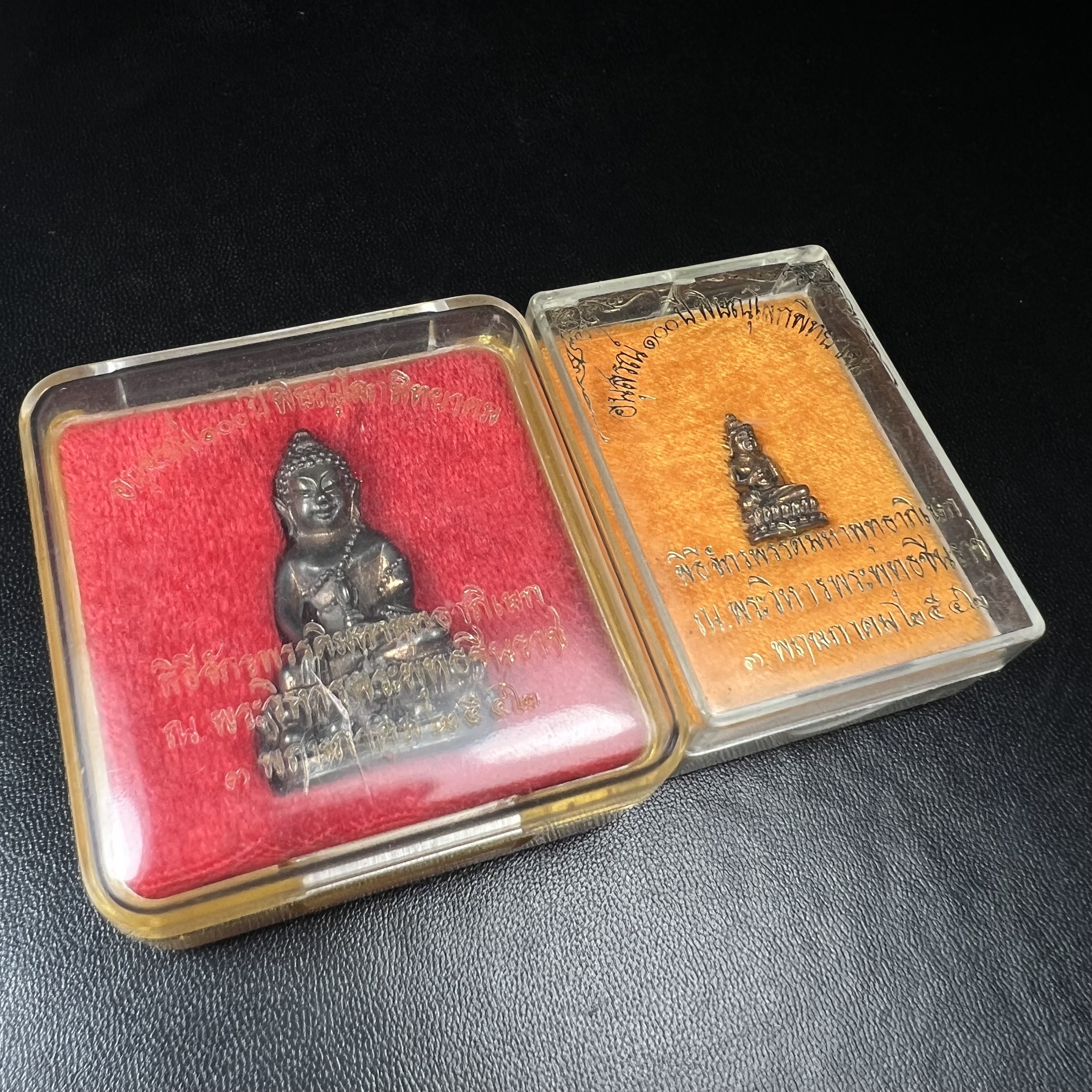 พระกริ่งนเรศวรพระองค์ดำ + พระชัยวัฒน์พระองค์ดำ อนุสรณ์ 100 ปี พิษณุโลกพิทยาคม (โรงเรียนชาย) พิธีจักรพรรดิมหาพุทธาภิเษก ปี 2542 เนื้อนวโลหะ(เต็มสูตรแก่ทองคำ) พิธีใหญ่มวลสารดีเกจิอาจารย์ยอดนิยมร่วมปลุกเสก*** ตอกโค้ดและหมายเลข*** 1 ใน 4999 องค์ ยอดนิยมหายาก