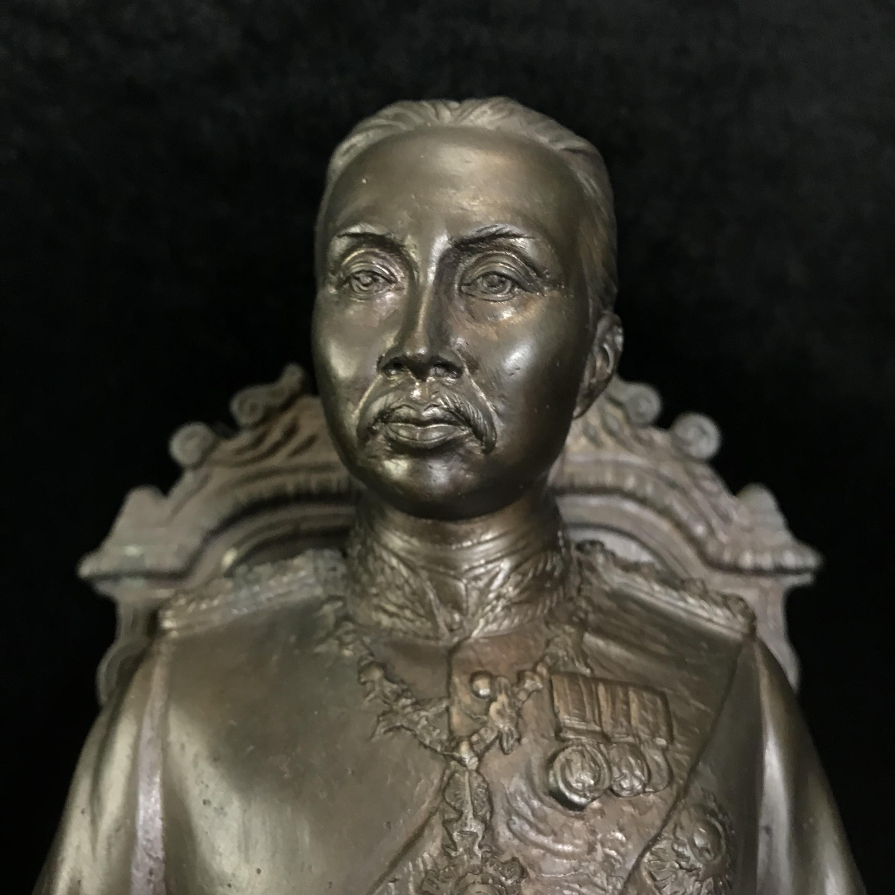 พระบรมรูป รัชกาลที่5 กรมป่าไม้ครบรอบ 100 ปี พ.ศ.2539 เนื้อโลหะผสม องค์ขนาดใหญ่(หายาก)ศิลป์สวย เข้มขลัง งดงาม