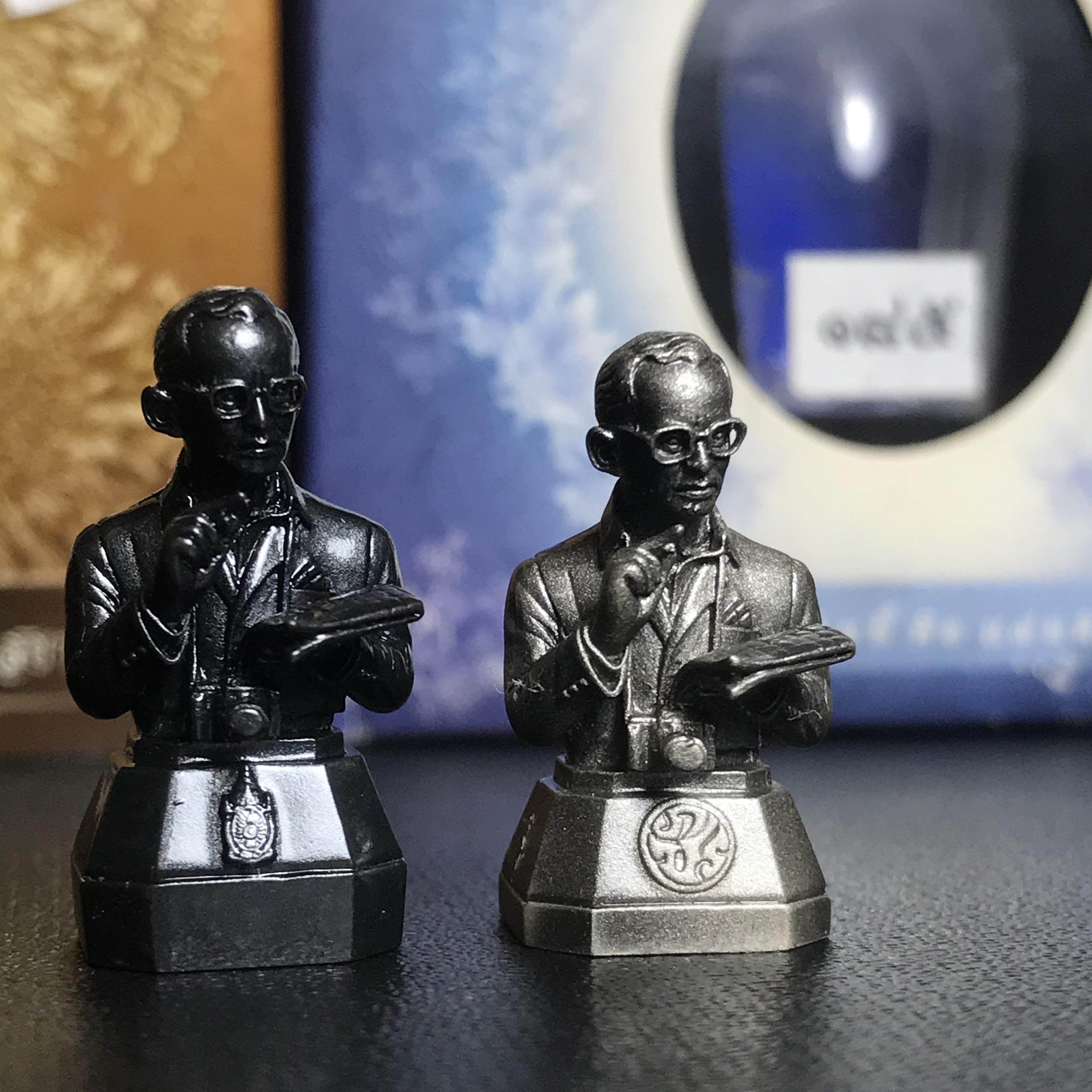 พระบรมรูปพระบาทสมเด็จพระเจ้าอยู่หัว(ทรงงาน)ตราสัญลักษณ์ 80 พรรษา รุ่นเย็นศิระเพราะพระบริบาลปี2550 เนื้อนวโลหะ+พระบรมรูปพระบาทสมเด็จพระเจ้าอยู่หัว(ทรงงาน)ตรา ภ.ป.ร. รุ่นเพราะแผ่นดินนี้คือแผ่นดินเกิด ปี2551 ขนาดสูง 1 นิ้ว เนื้อบรอนซ์ชุบเงินรมดำ(รวม2องค์)