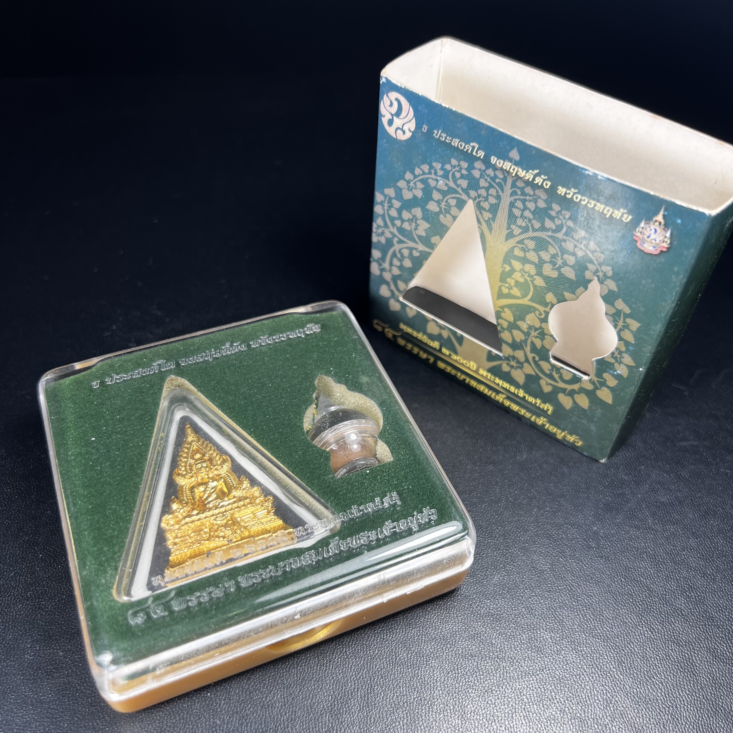 พระพุทธชินราช ภปร. 84พรรษา เนื้อผงปิดทองด้านหน้า หลัง ภ.ป.ร. เนื้อทองคำ(2.6 กรัม) (พระราชทานมวลสาร จิตรลดาและเส้นพระเจ้า(เส้นผม)ในหลวงรัชกาลที่9)พุทธศิลป์ทรงคุณค่าอีกหนึ่งรุ่นยอดนิยม(องค์หมายเลข ๑๑๐๙)1 ใน 3000 องค์ หายาก